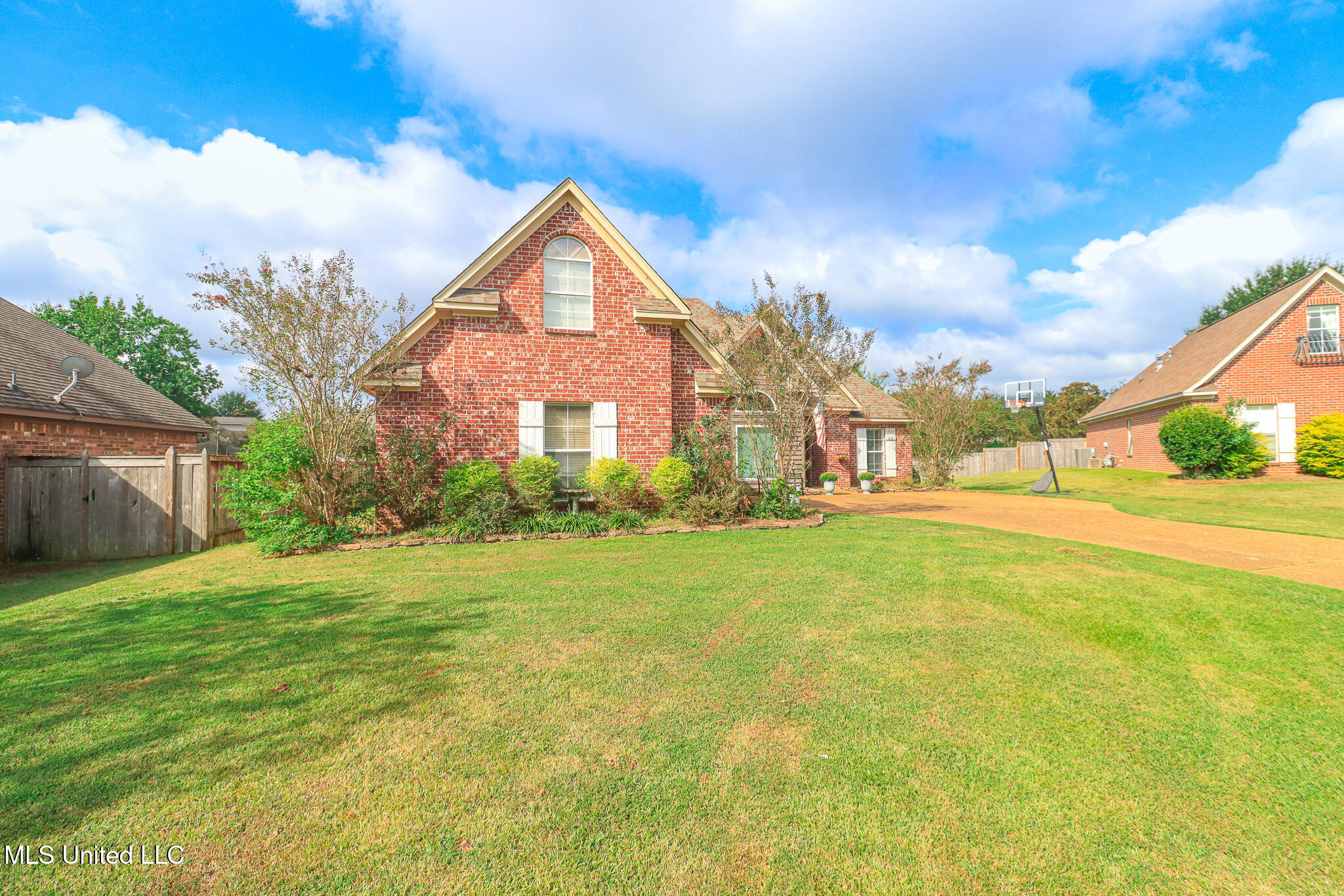 209 Crown Pointe Circle Property Photo 2