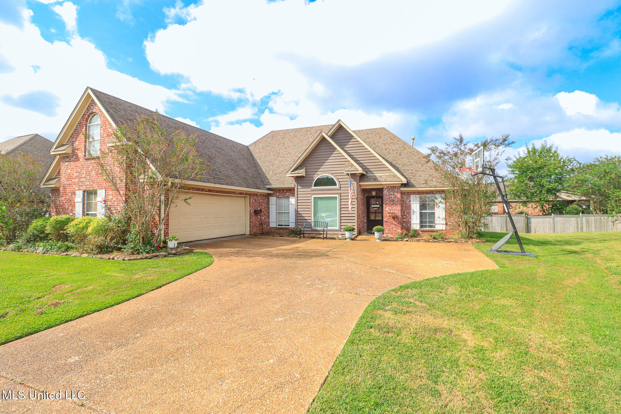 209 Crown Pointe Circle Property Photo 3