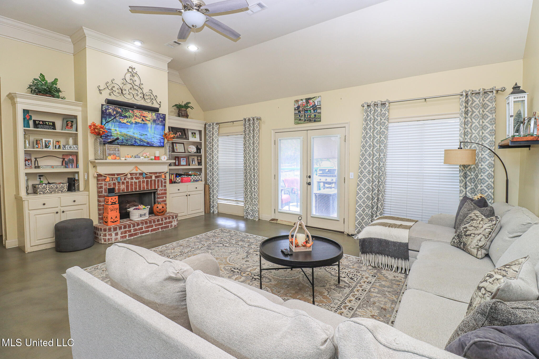 209 Crown Pointe Circle Property Photo 4