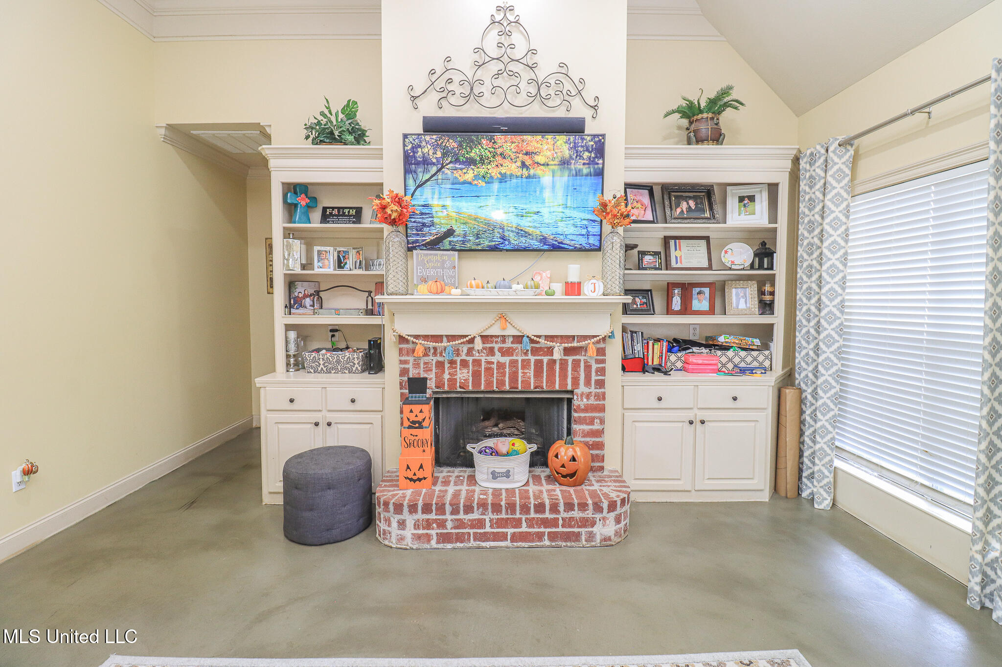 209 Crown Pointe Circle Property Photo 5