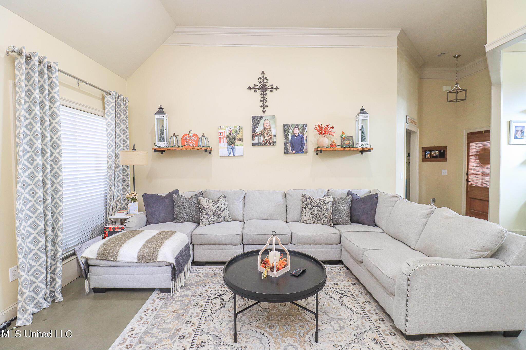 209 Crown Pointe Circle Property Photo 6