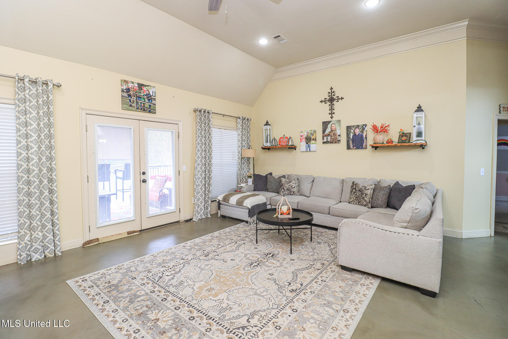 209 Crown Pointe Circle Property Photo 7