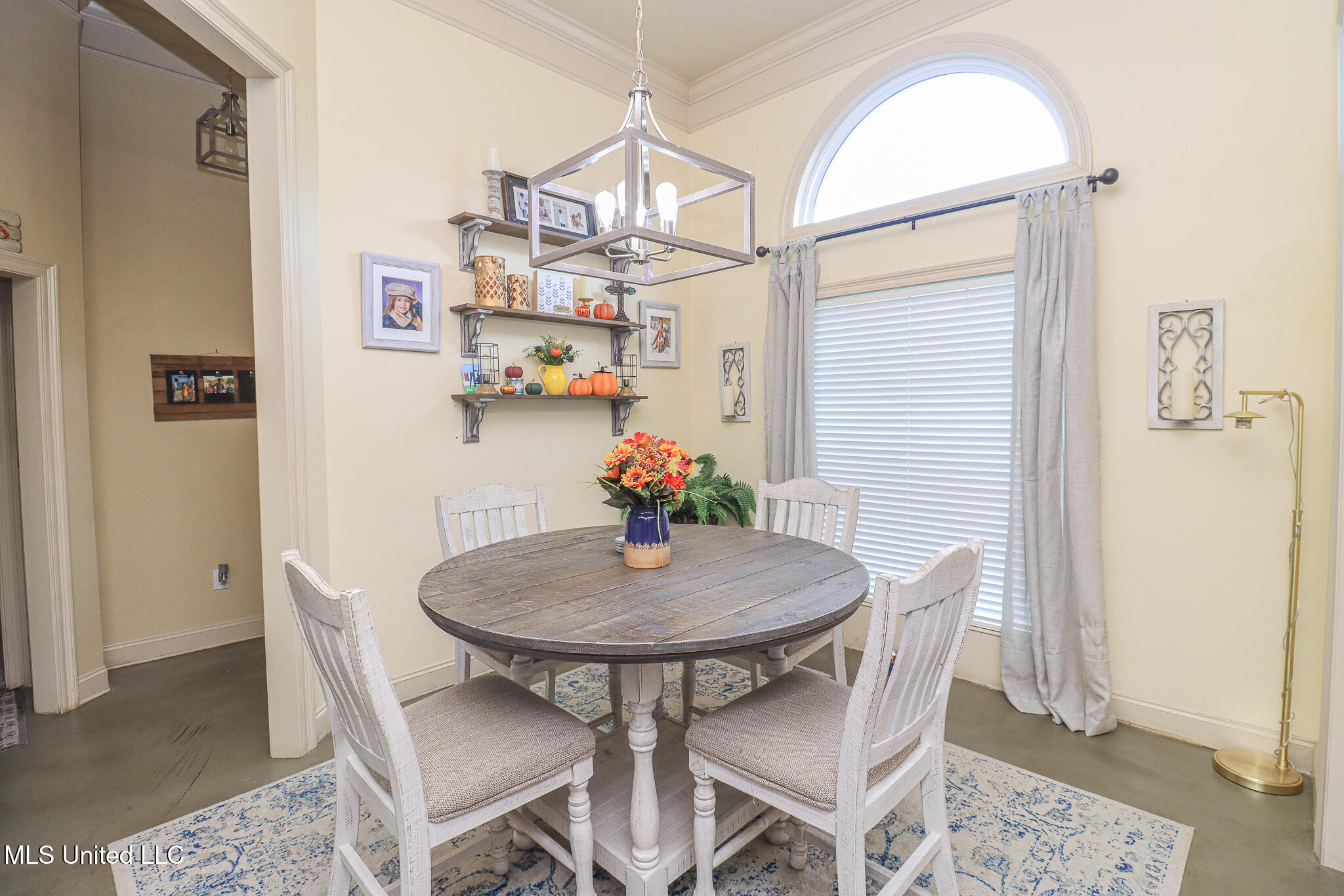 209 Crown Pointe Circle Property Photo 9