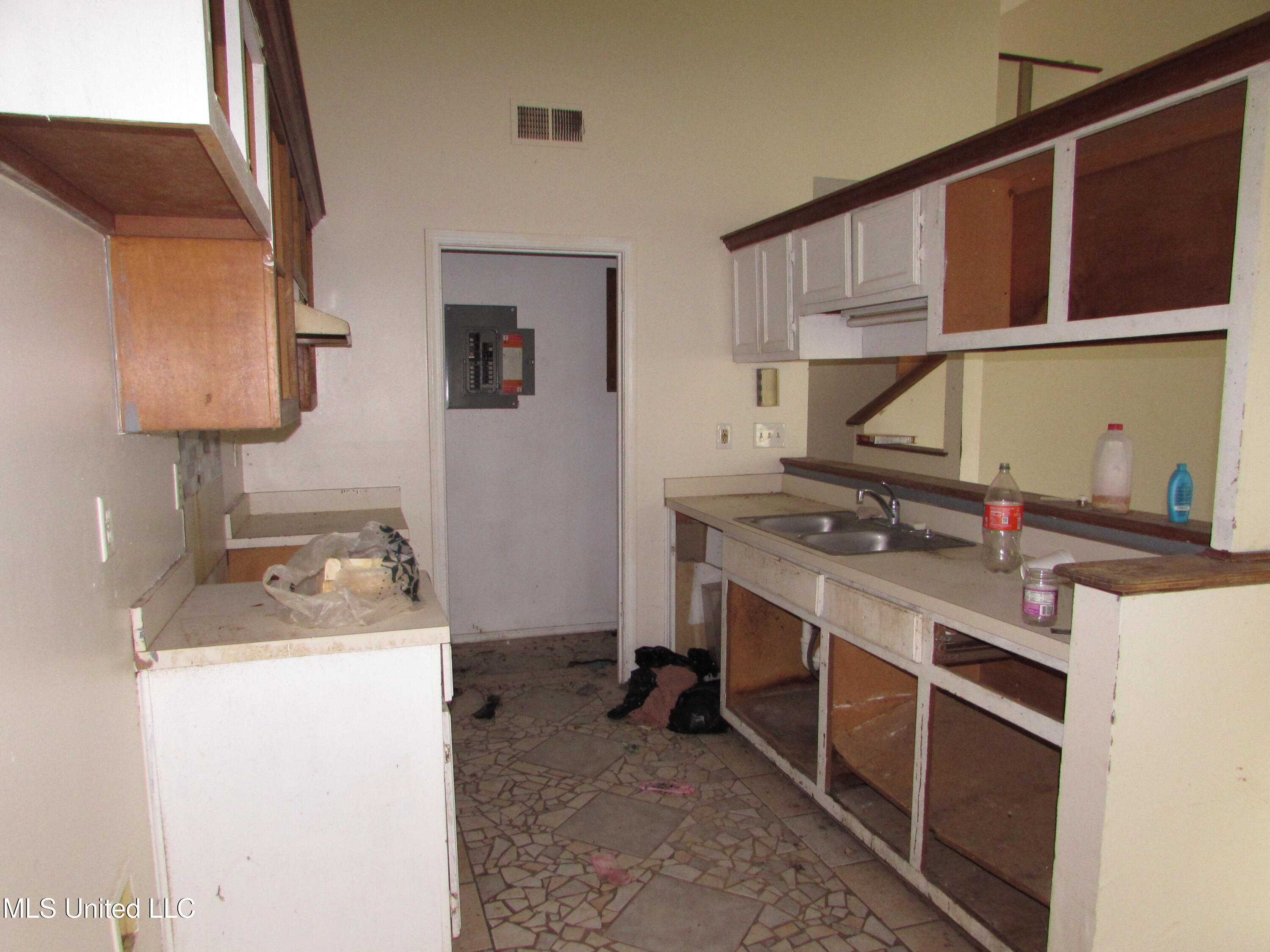 13412 Windridge Drive Property Photo 5