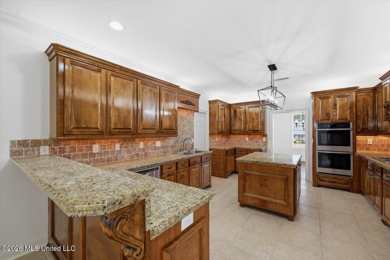 1015 Longwood Place Property Photo 13