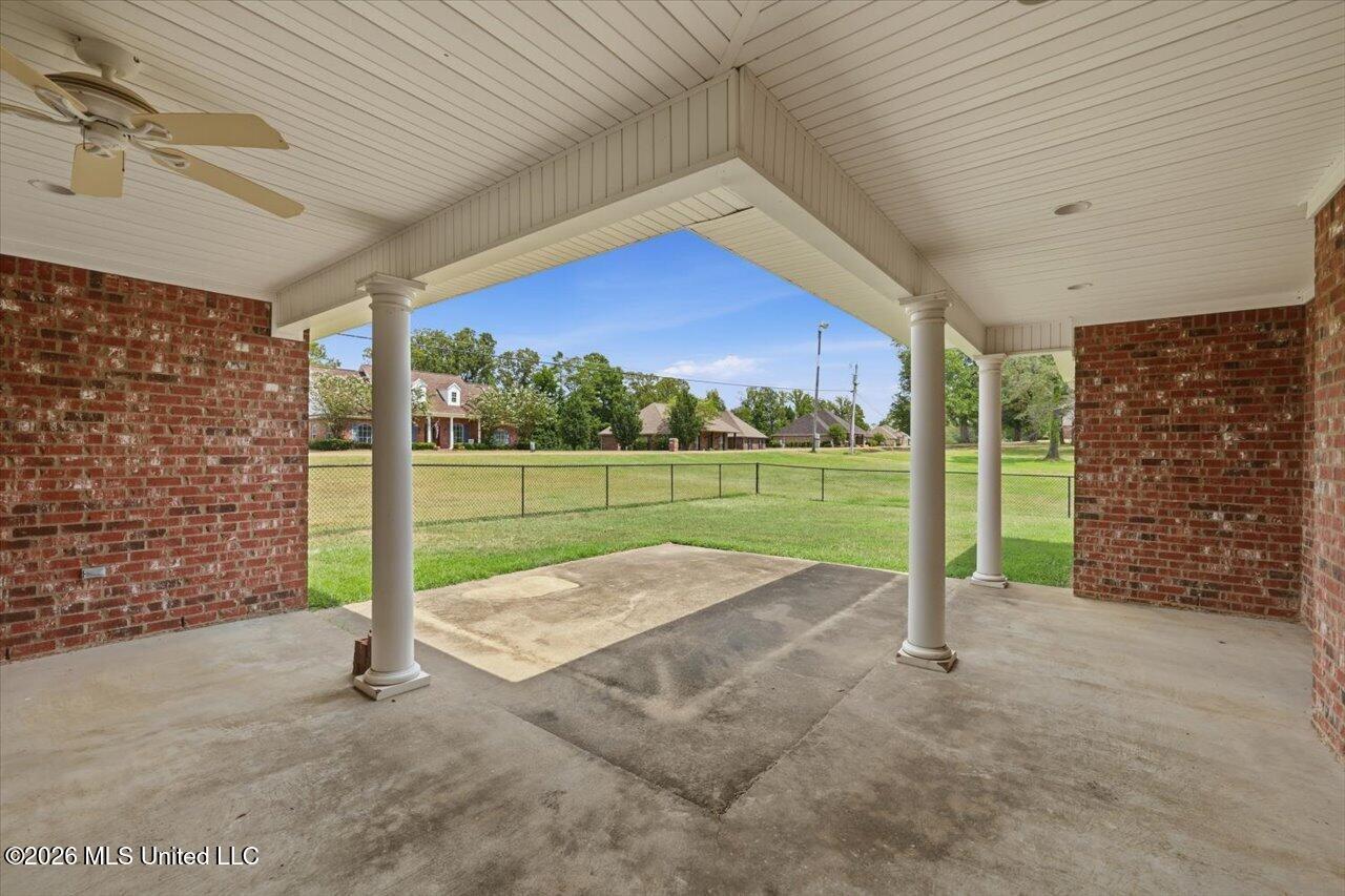 1015 Longwood Place Property Photo 43