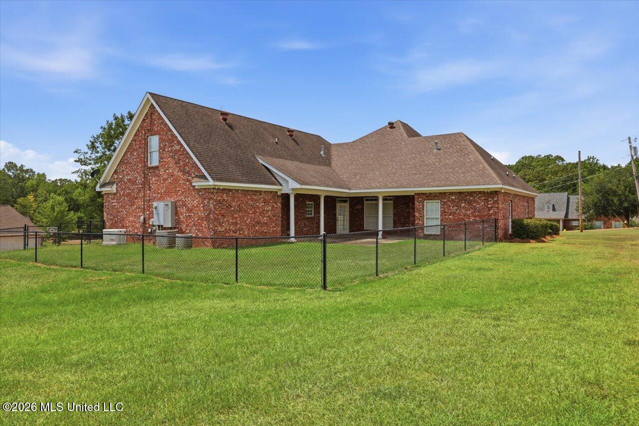 1015 Longwood Place Property Photo 46