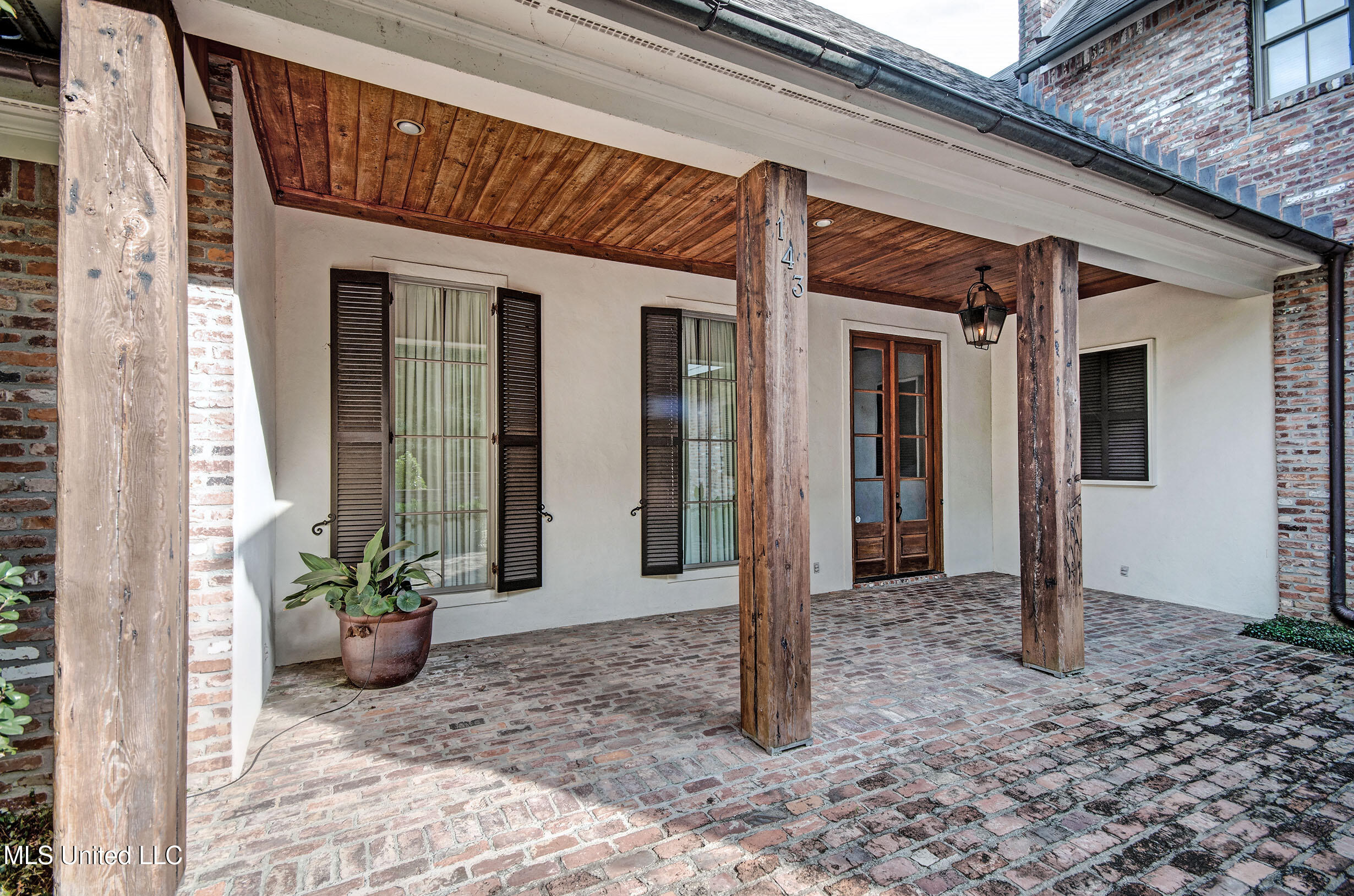 143 Green Glades Property Photo 5