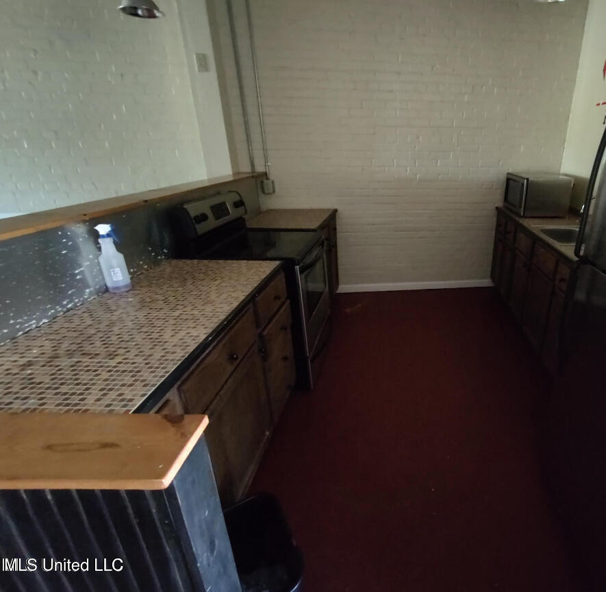 5013 Main Street Property Photo 8