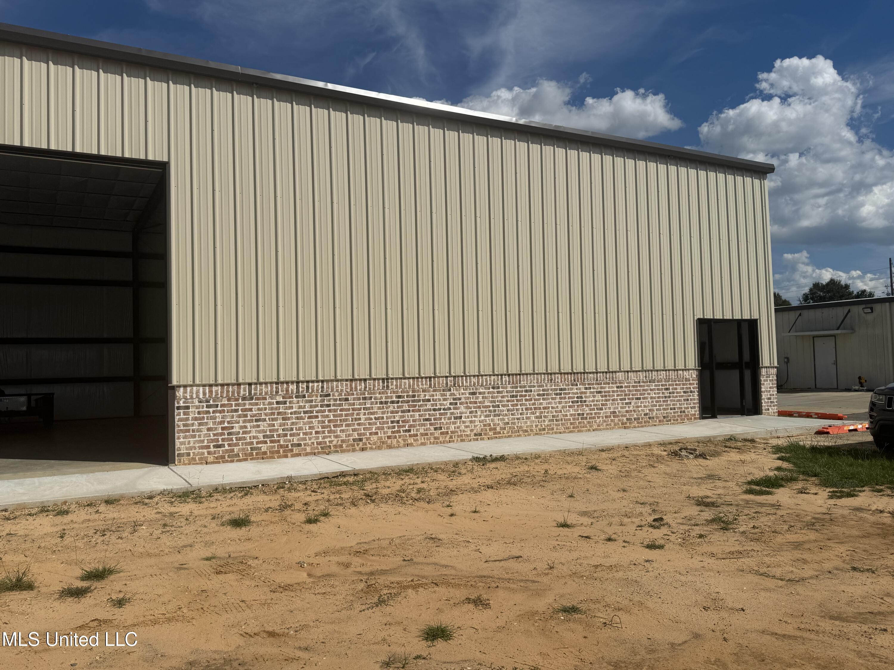 4492 Popps Ferry Road Property Photo 2