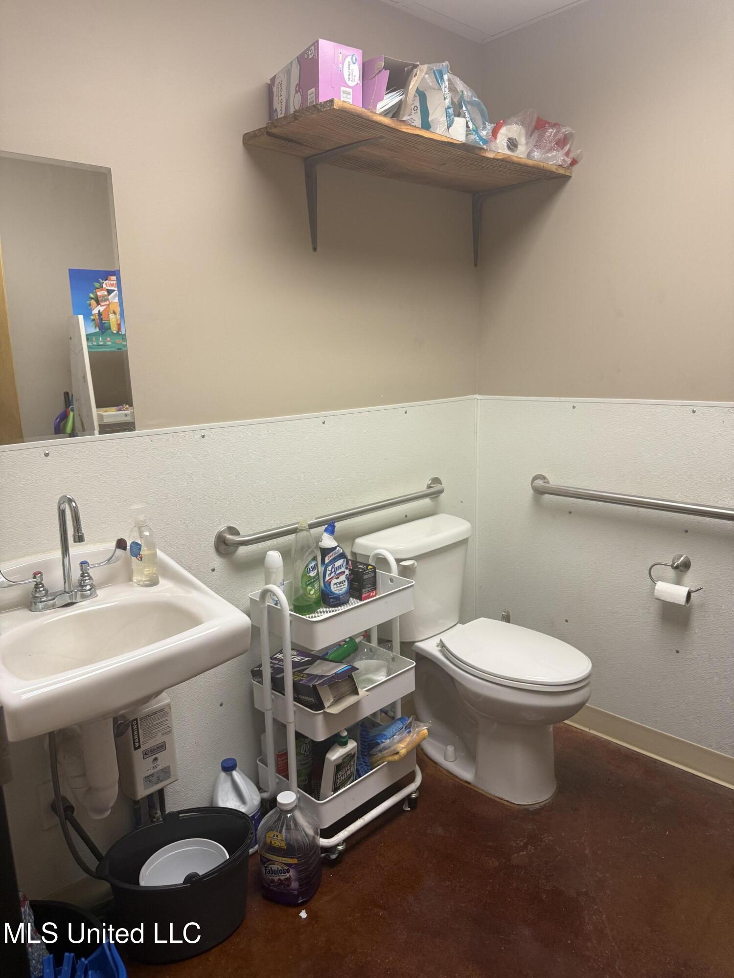 4495 Popps Ferry Road Property Photo 5