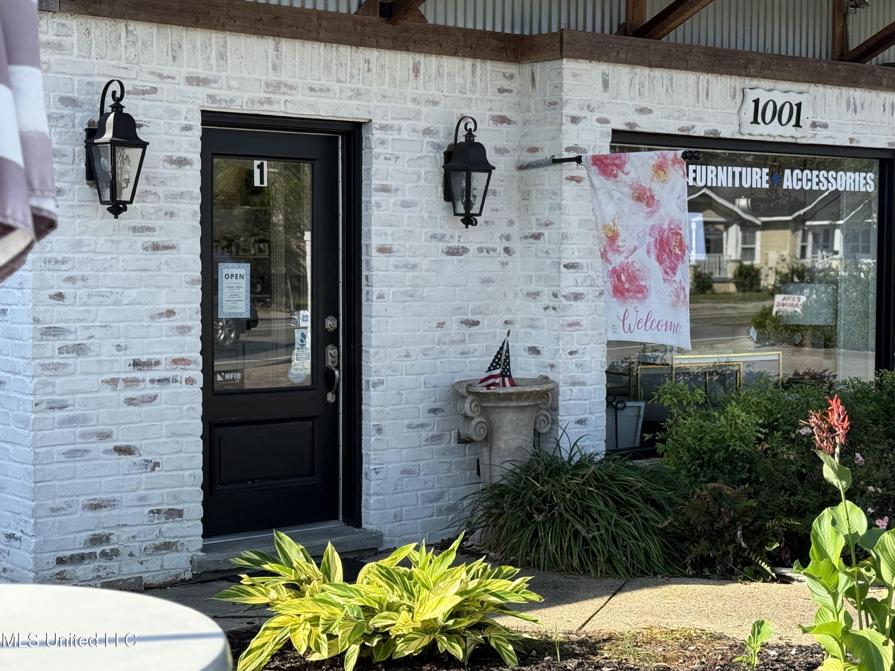 1001 W Howard Avenue Property Photo 2