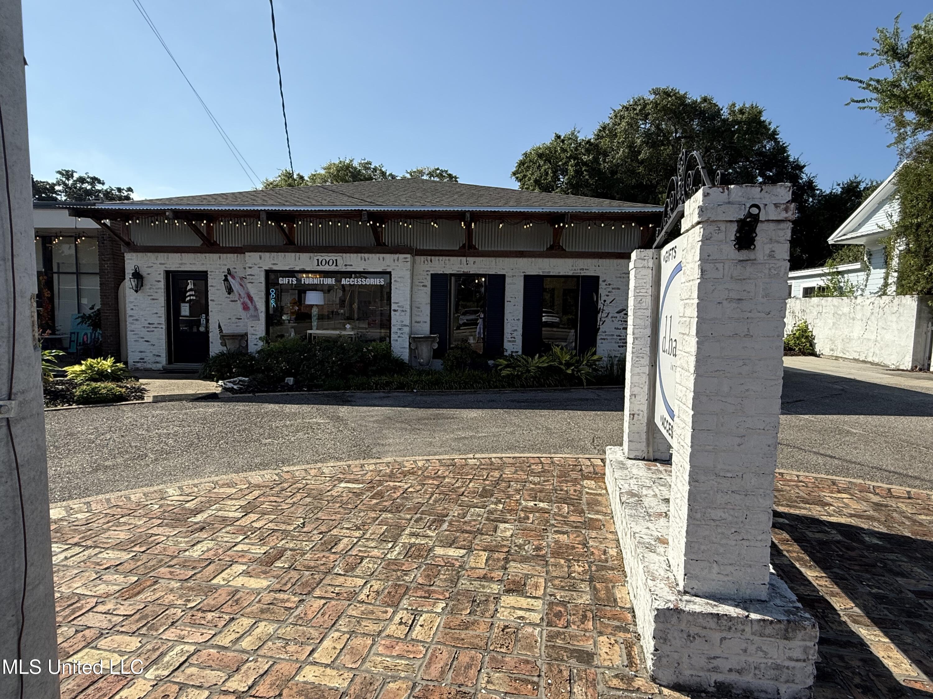 1001 W Howard Avenue Property Photo 4