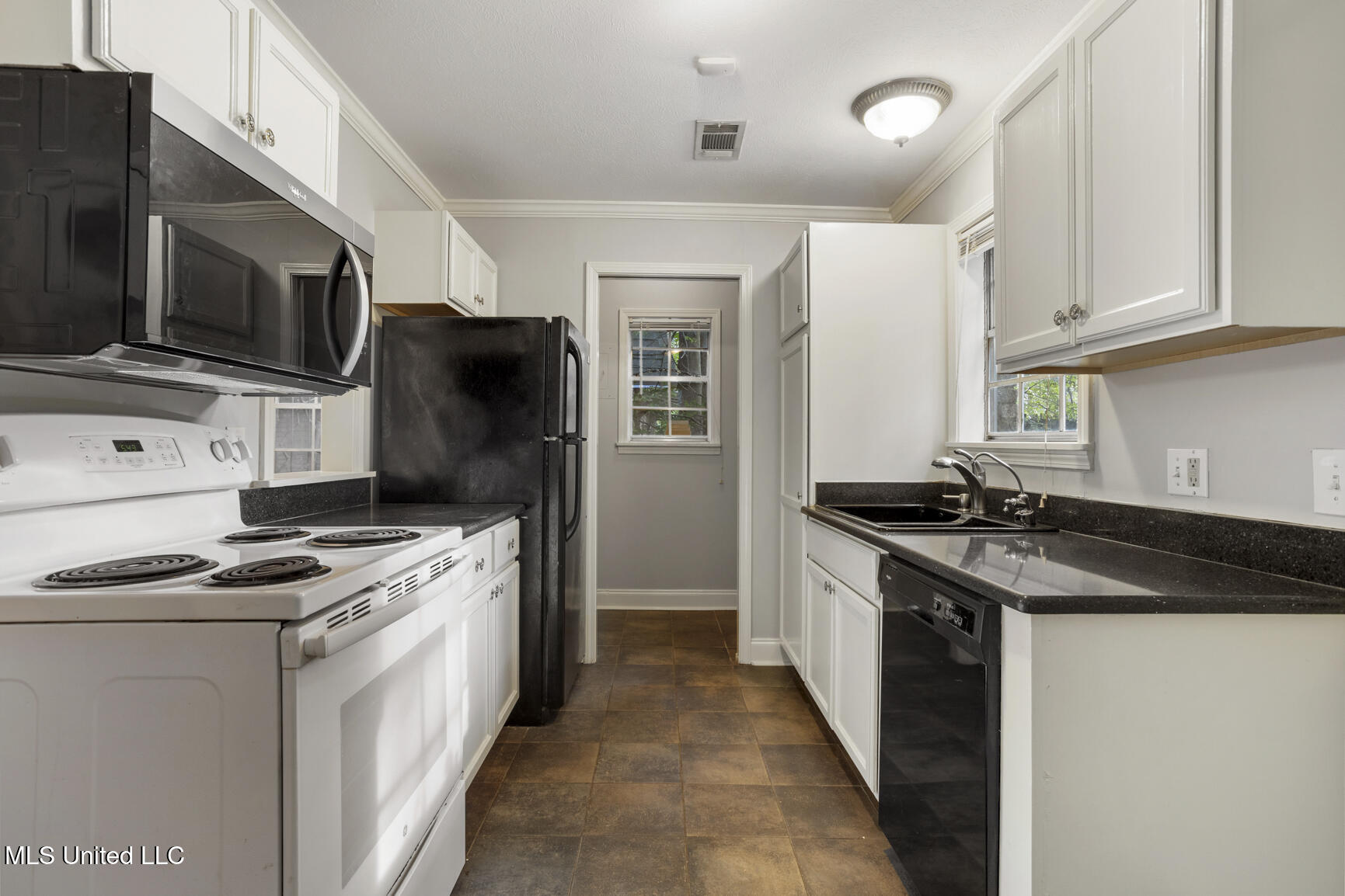 1233 Linden Place Property Photo 7