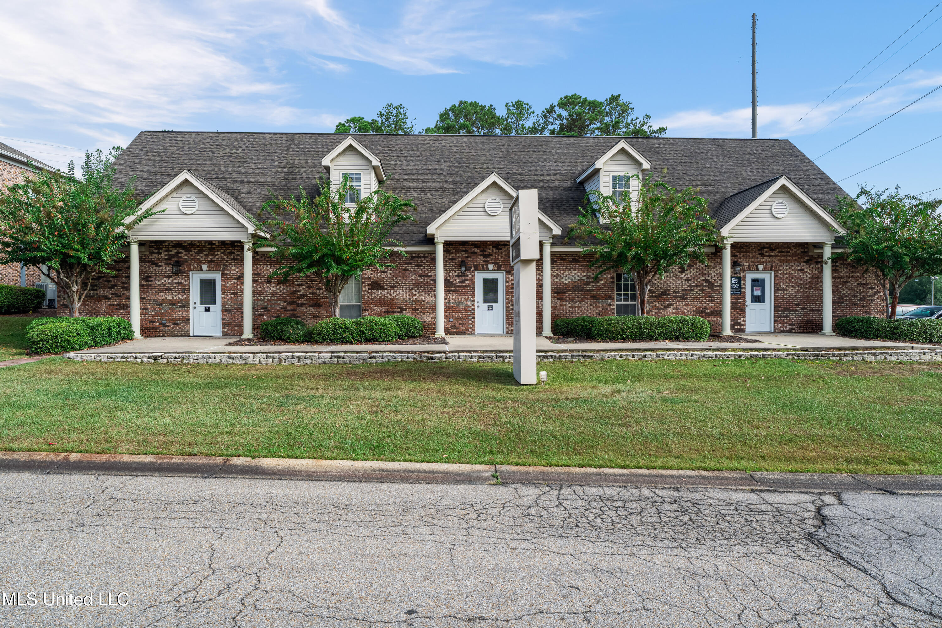 17 Plaza Drive Property Photo 2