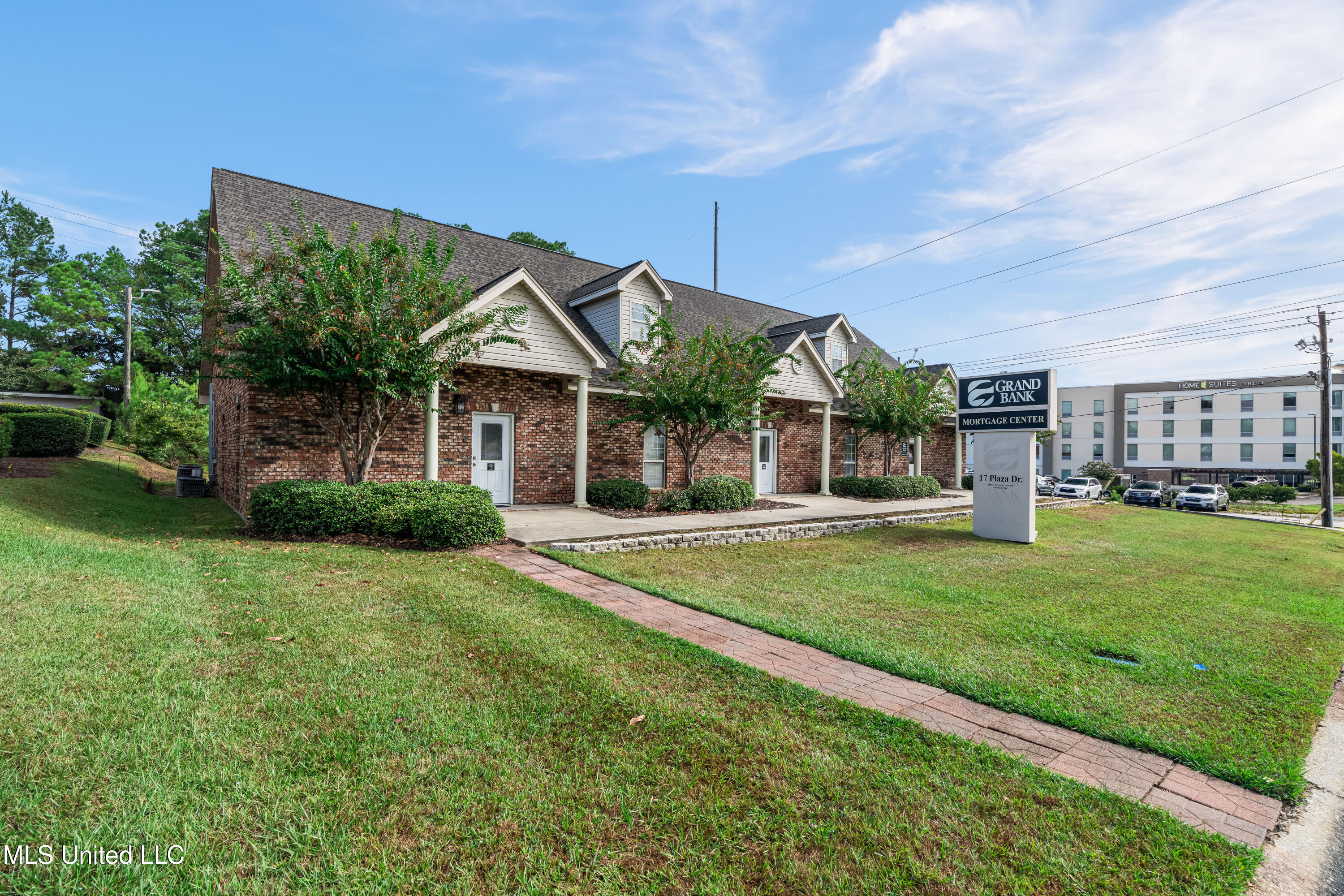 17 Plaza Drive Property Photo 4
