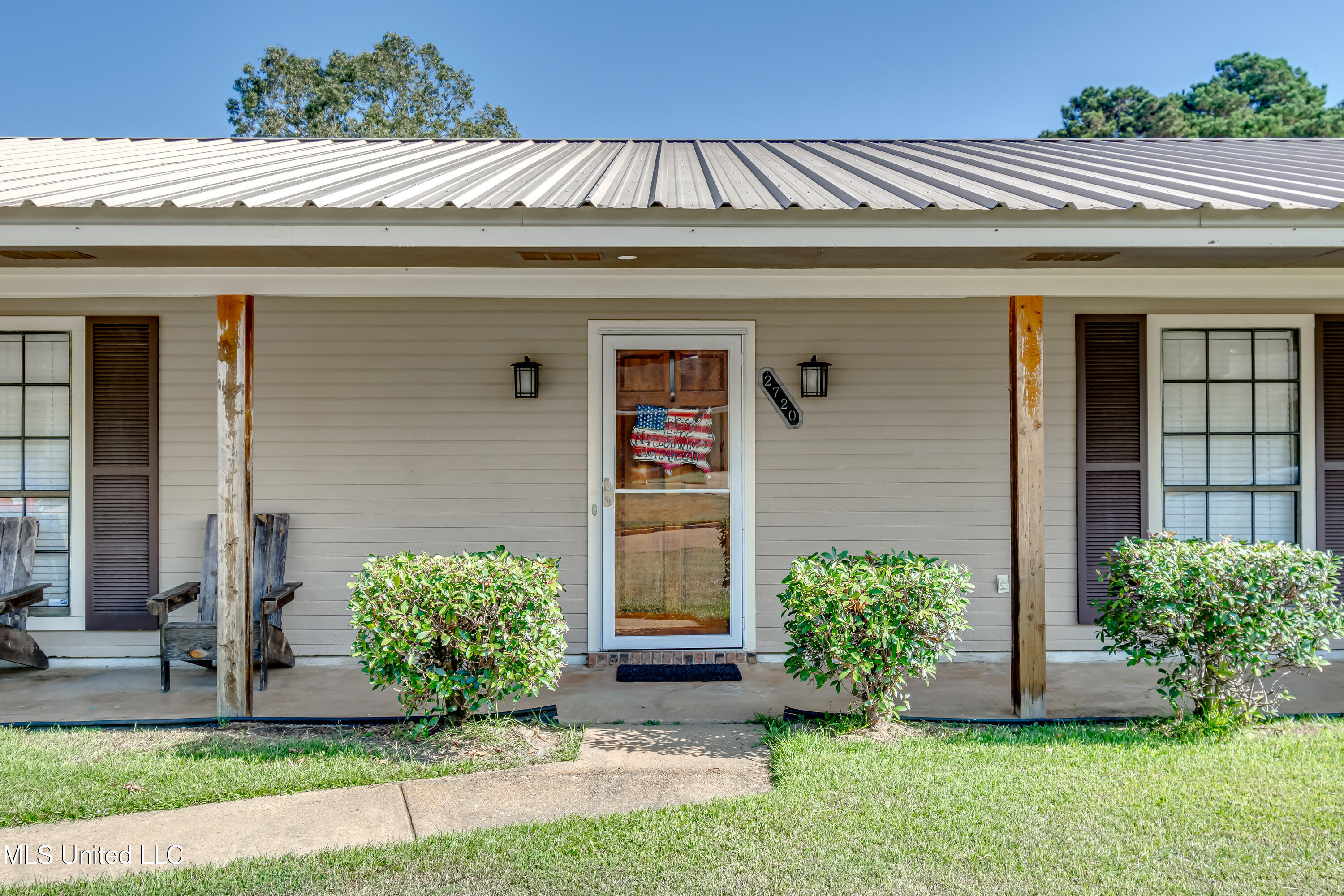 2720 N Sycamore Cove Property Photo 2