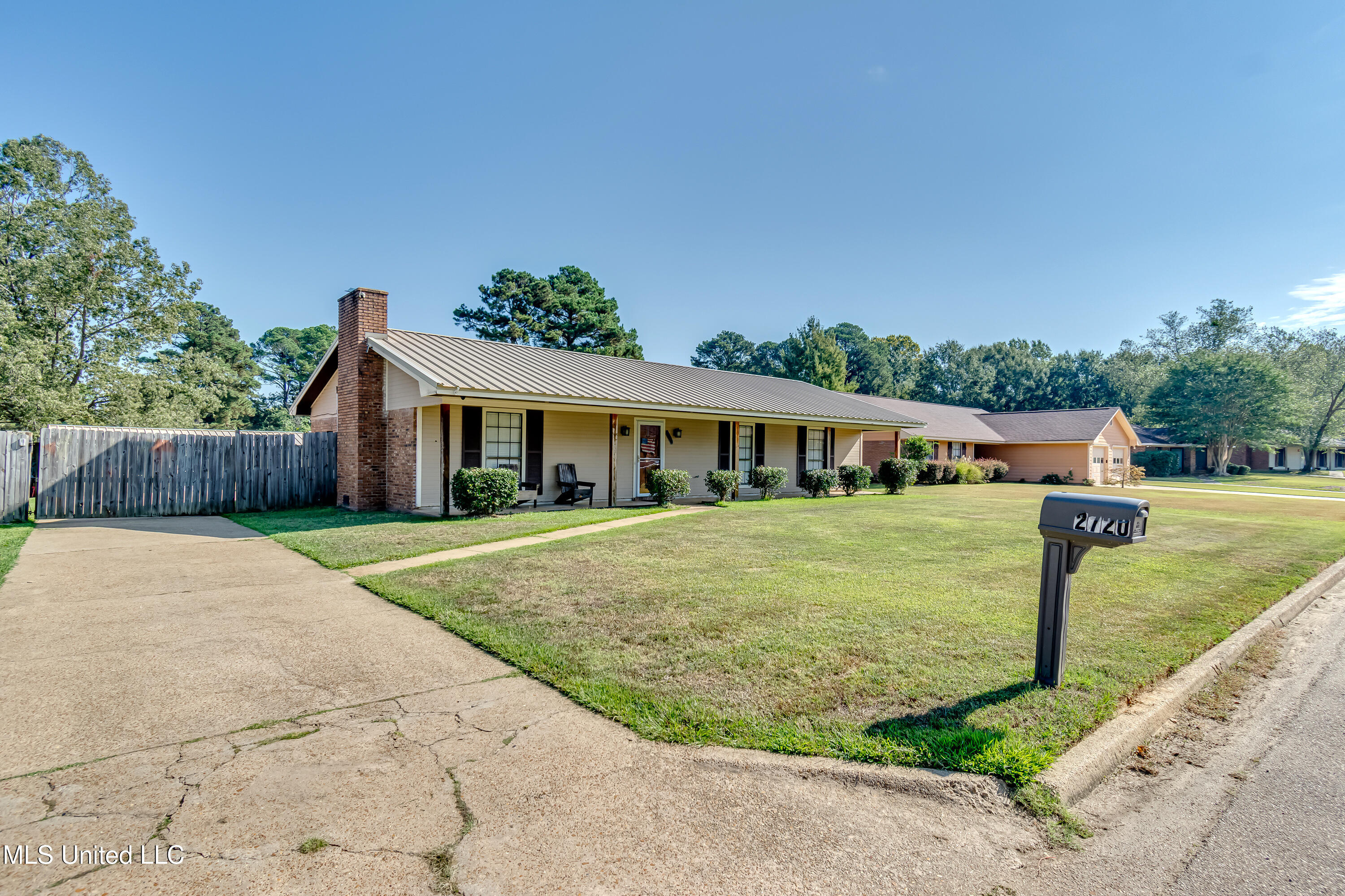 2720 N Sycamore Cove Property Photo 3