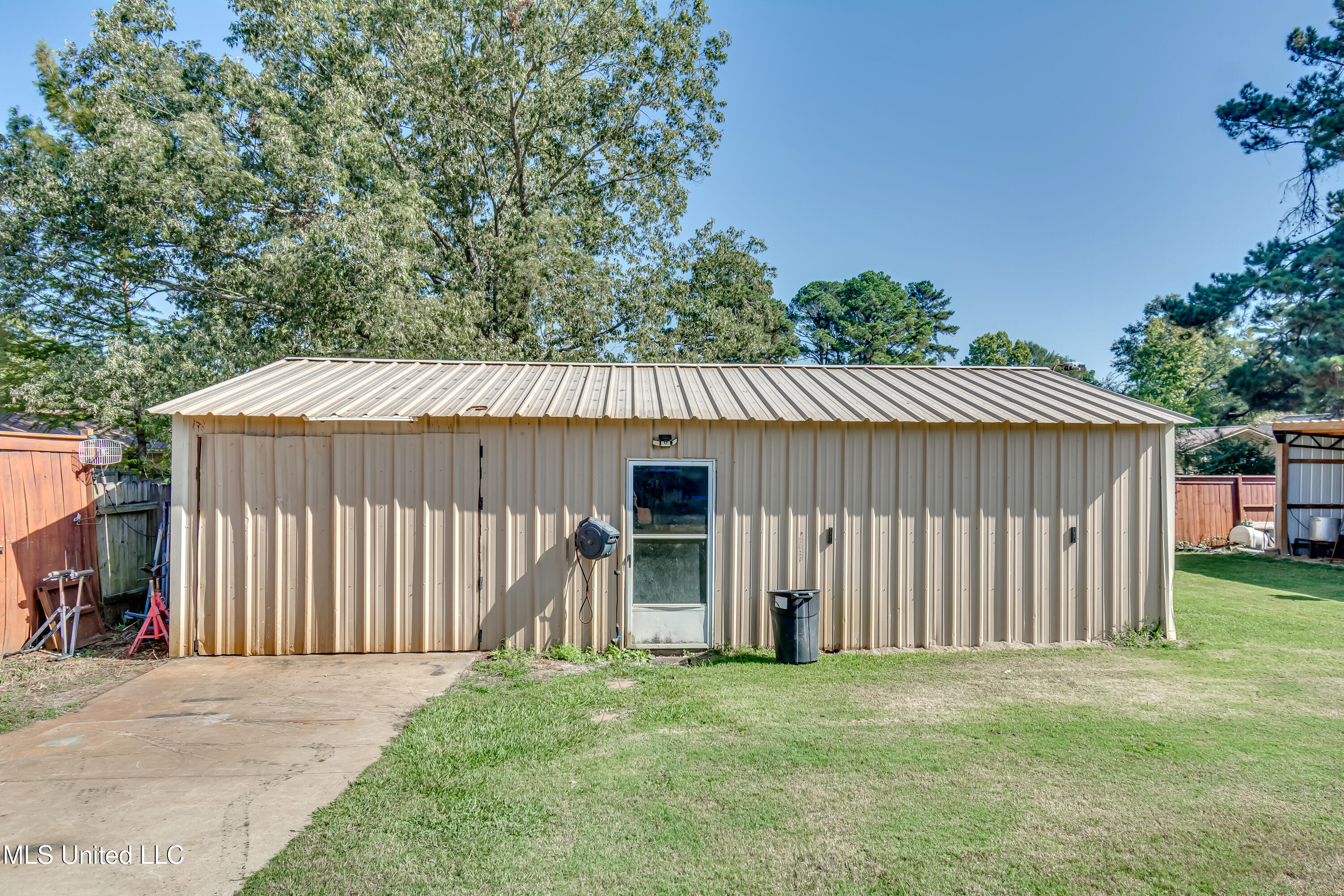 2720 N Sycamore Cove Property Photo 27