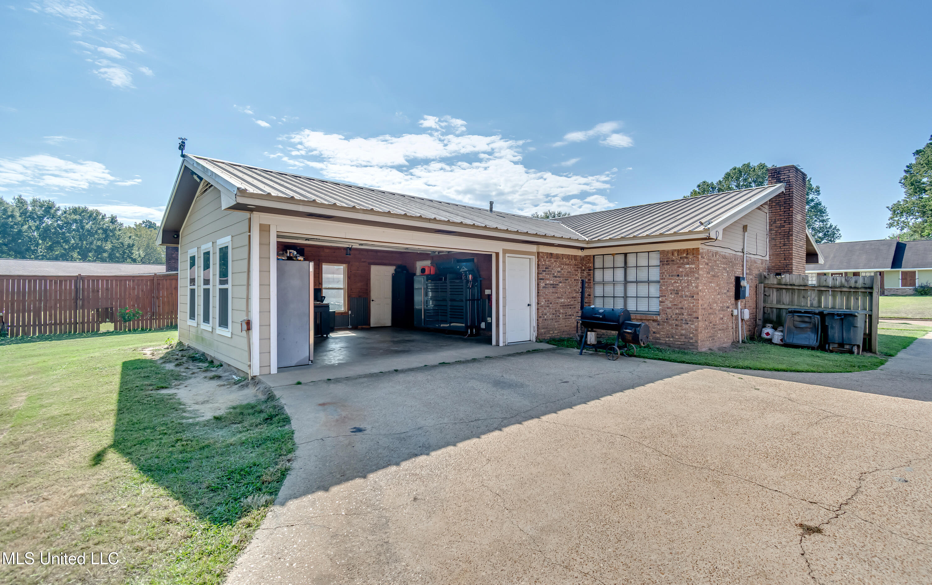 2720 N Sycamore Cove Property Photo 28