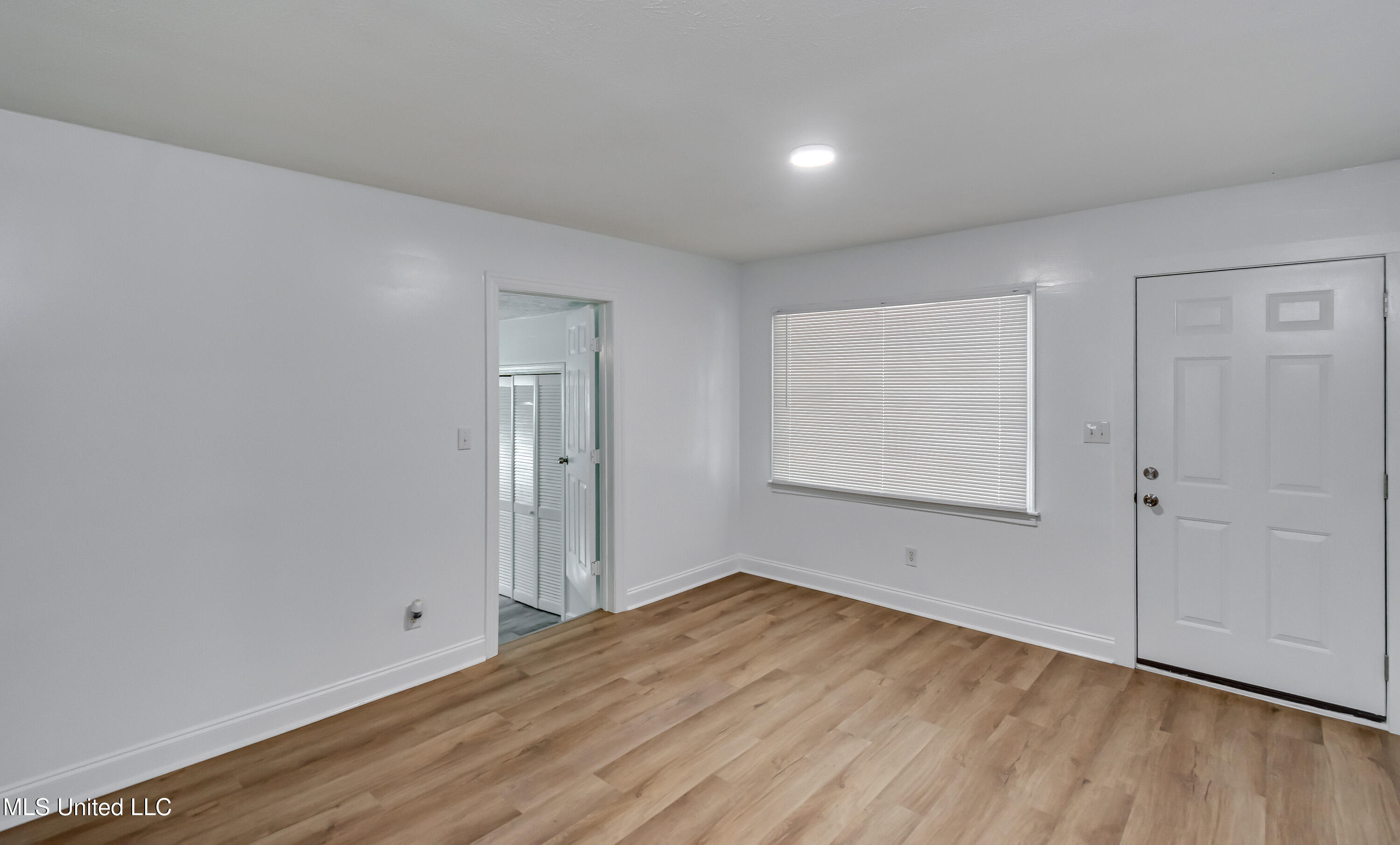 1872 Shady Ln Drive Property Photo 3