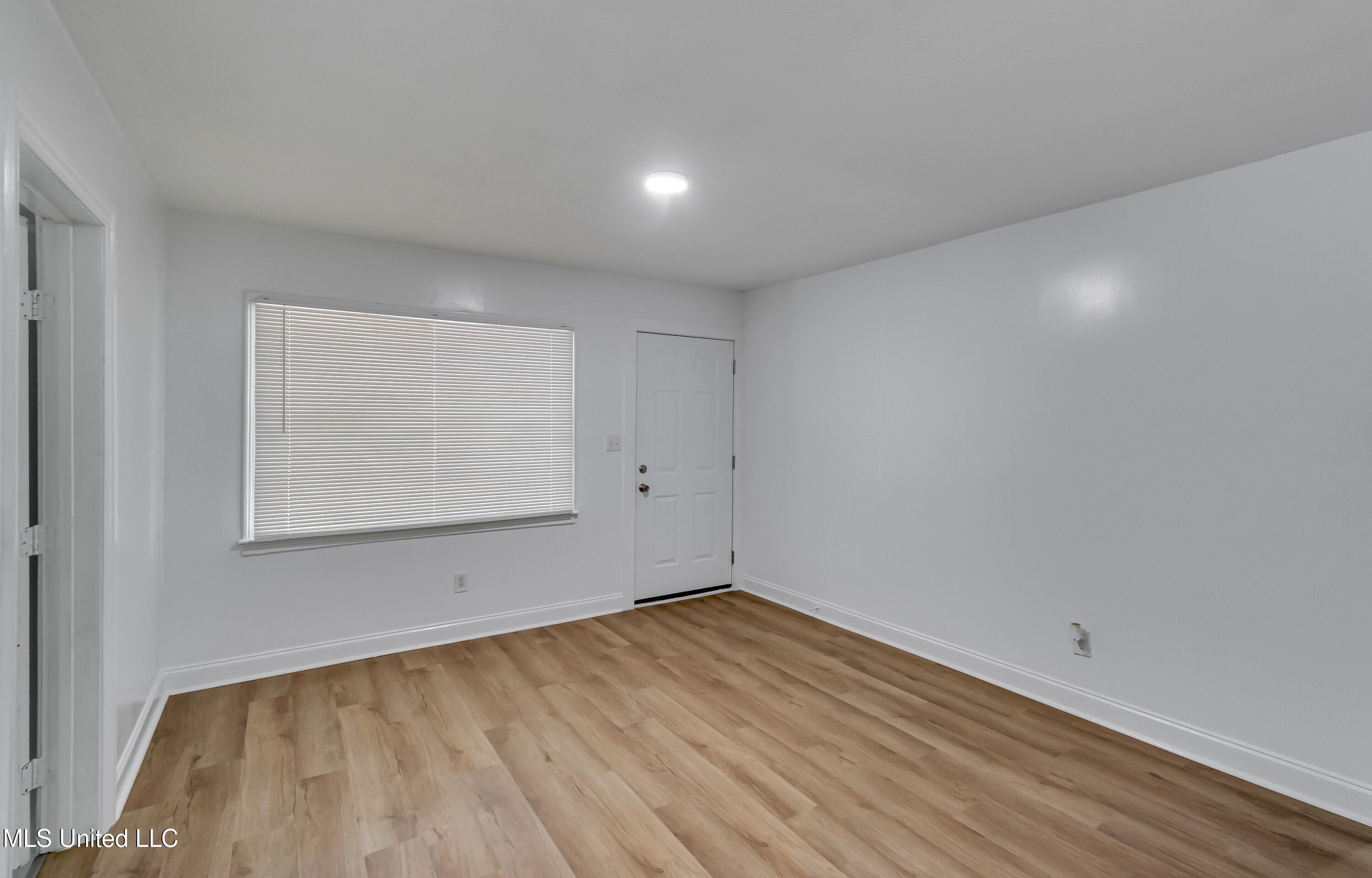 1872 Shady Ln Drive Property Photo 4