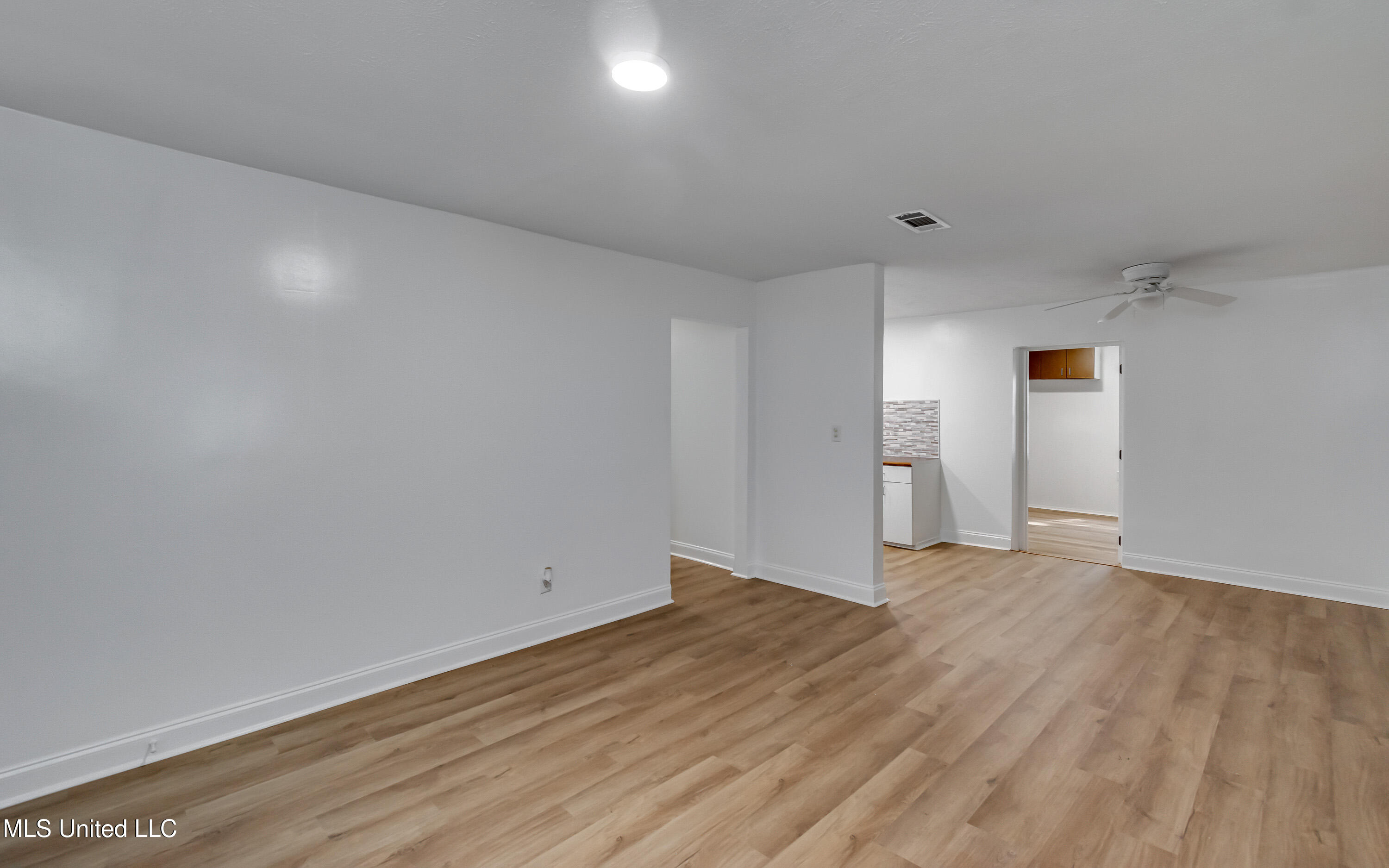 1872 Shady Ln Drive Property Photo 5