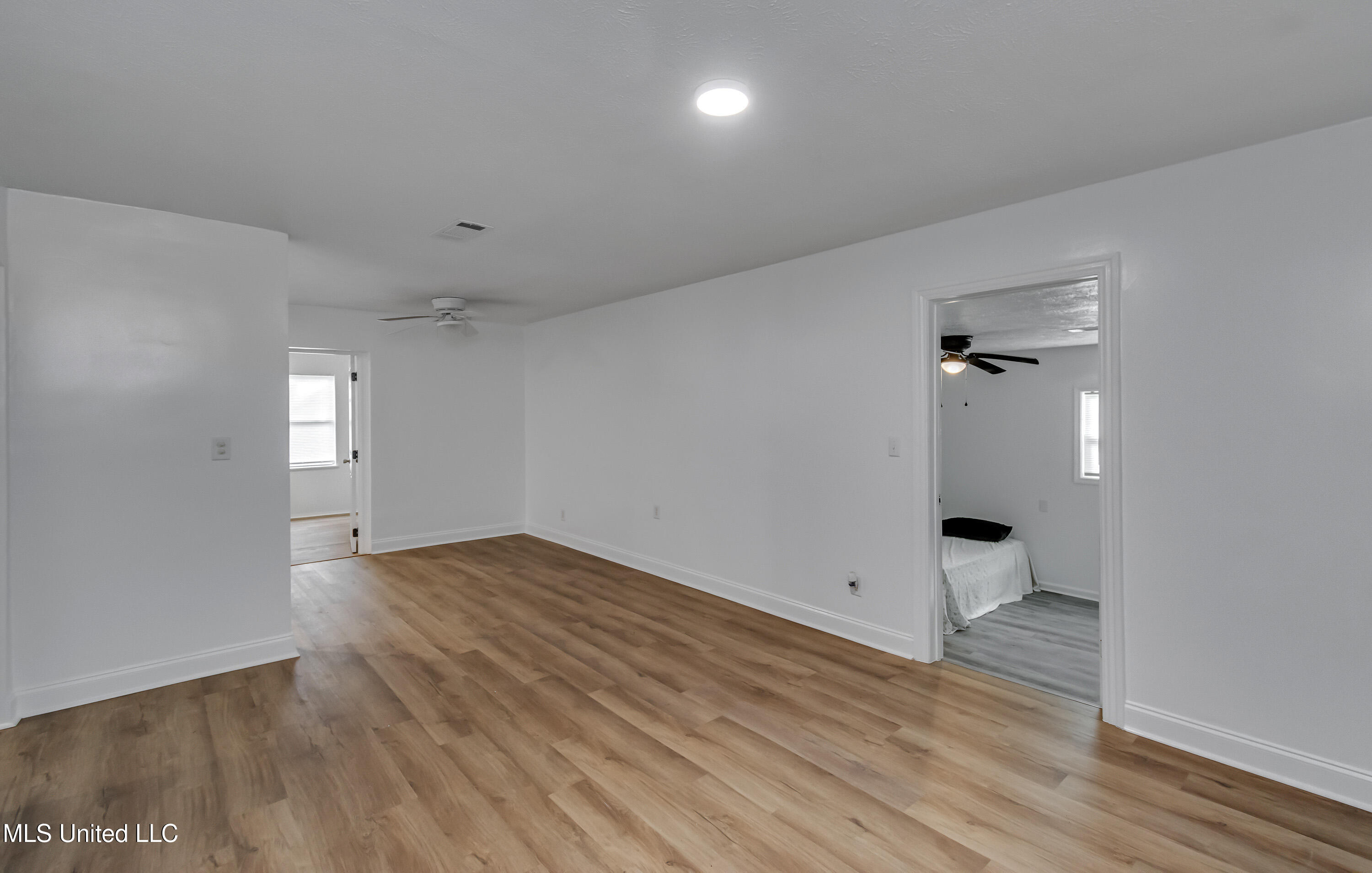 1872 Shady Ln Drive Property Photo 6