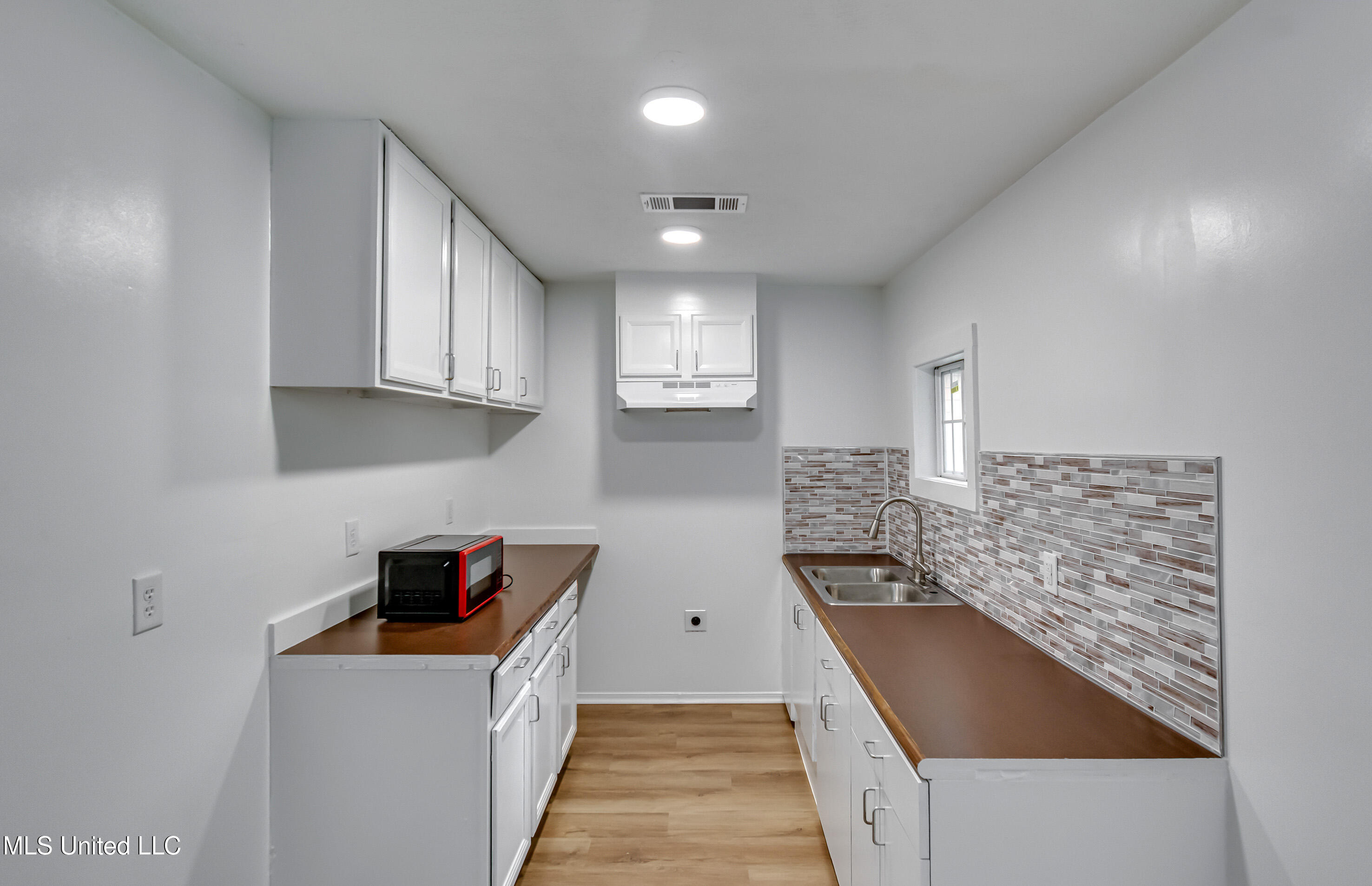 1872 Shady Ln Drive Property Photo 8