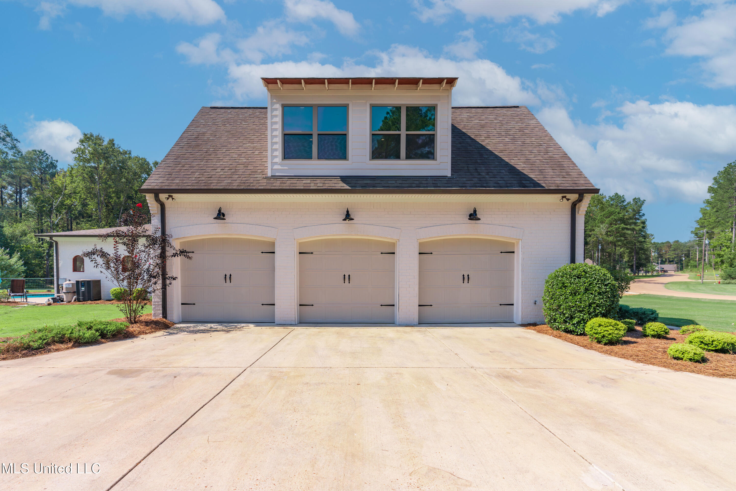 493 Viewpointe Way Property Photo 3