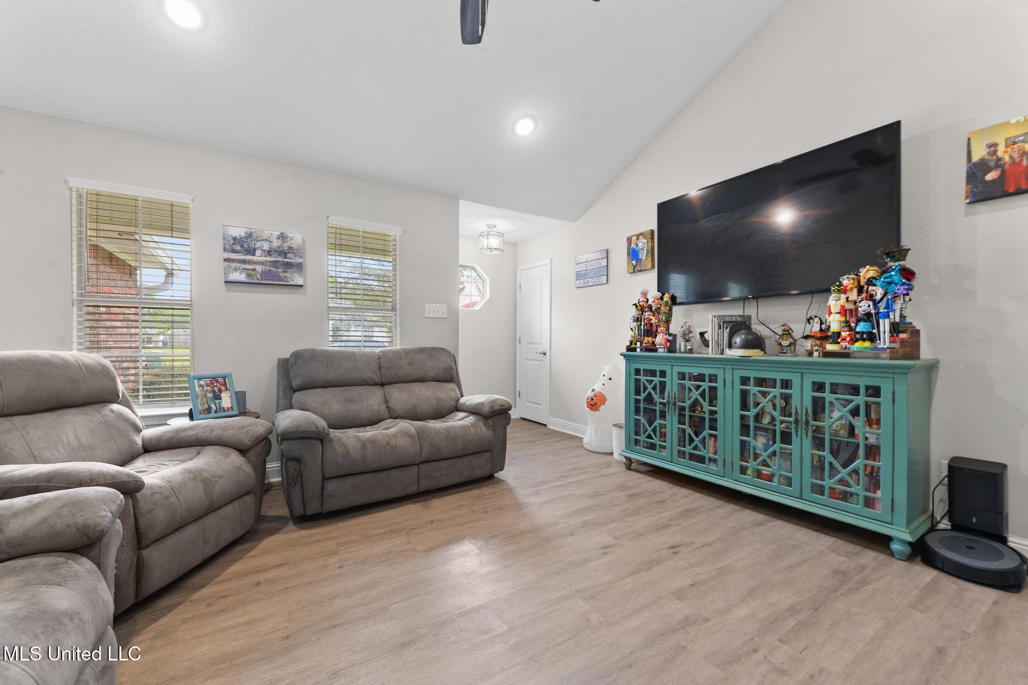 15417 Glen Drive Property Photo 3