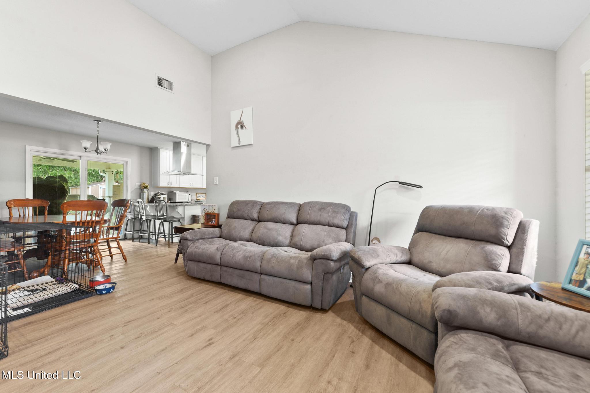 15417 Glen Drive Property Photo 5