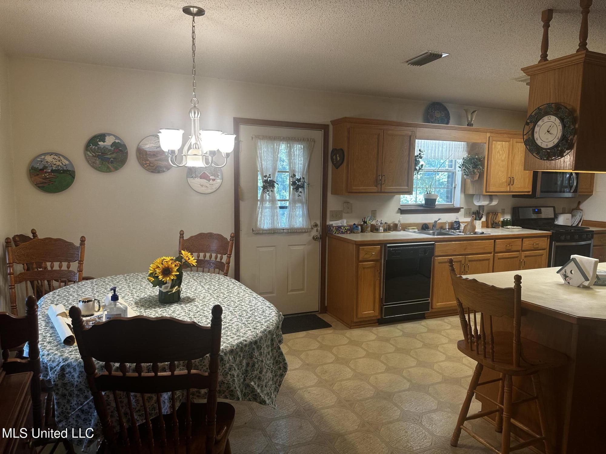 2240 Brookside Street Property Photo 9