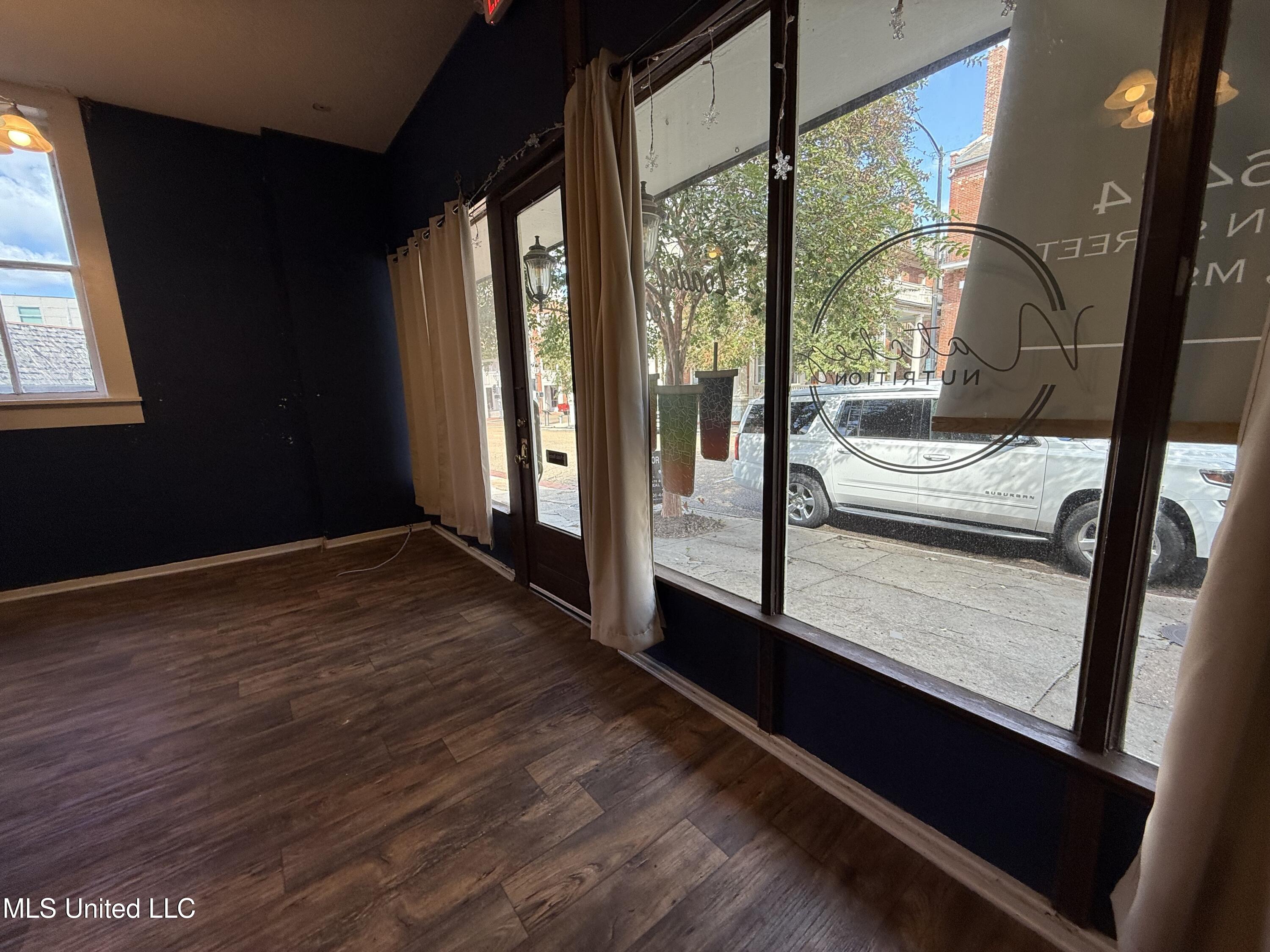 406-408 Franklin Street Property Photo 4