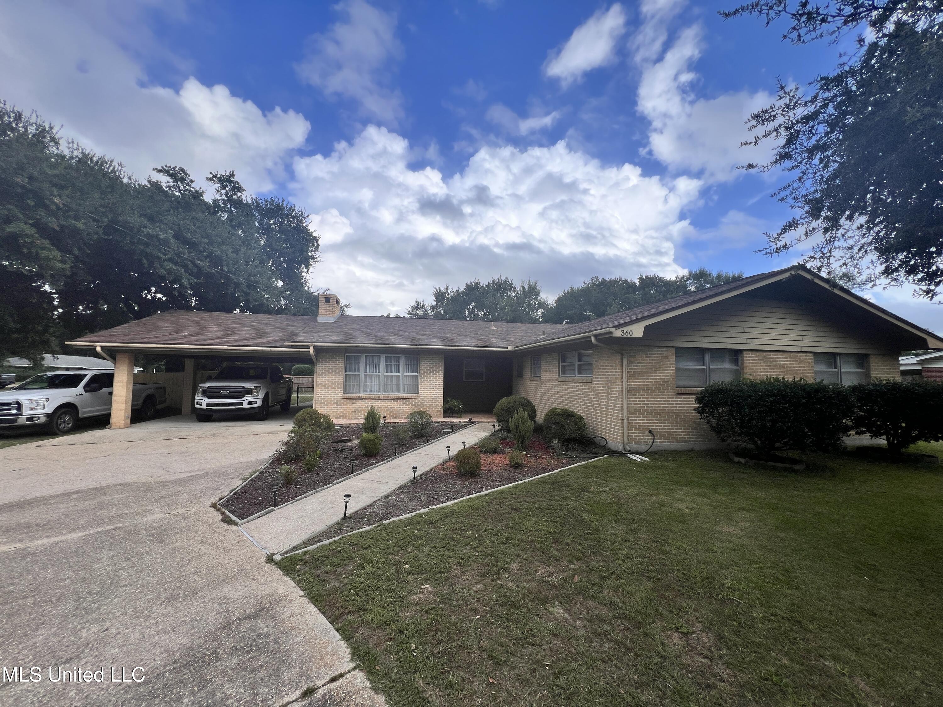 360 Rich Avenue Property Photo 1