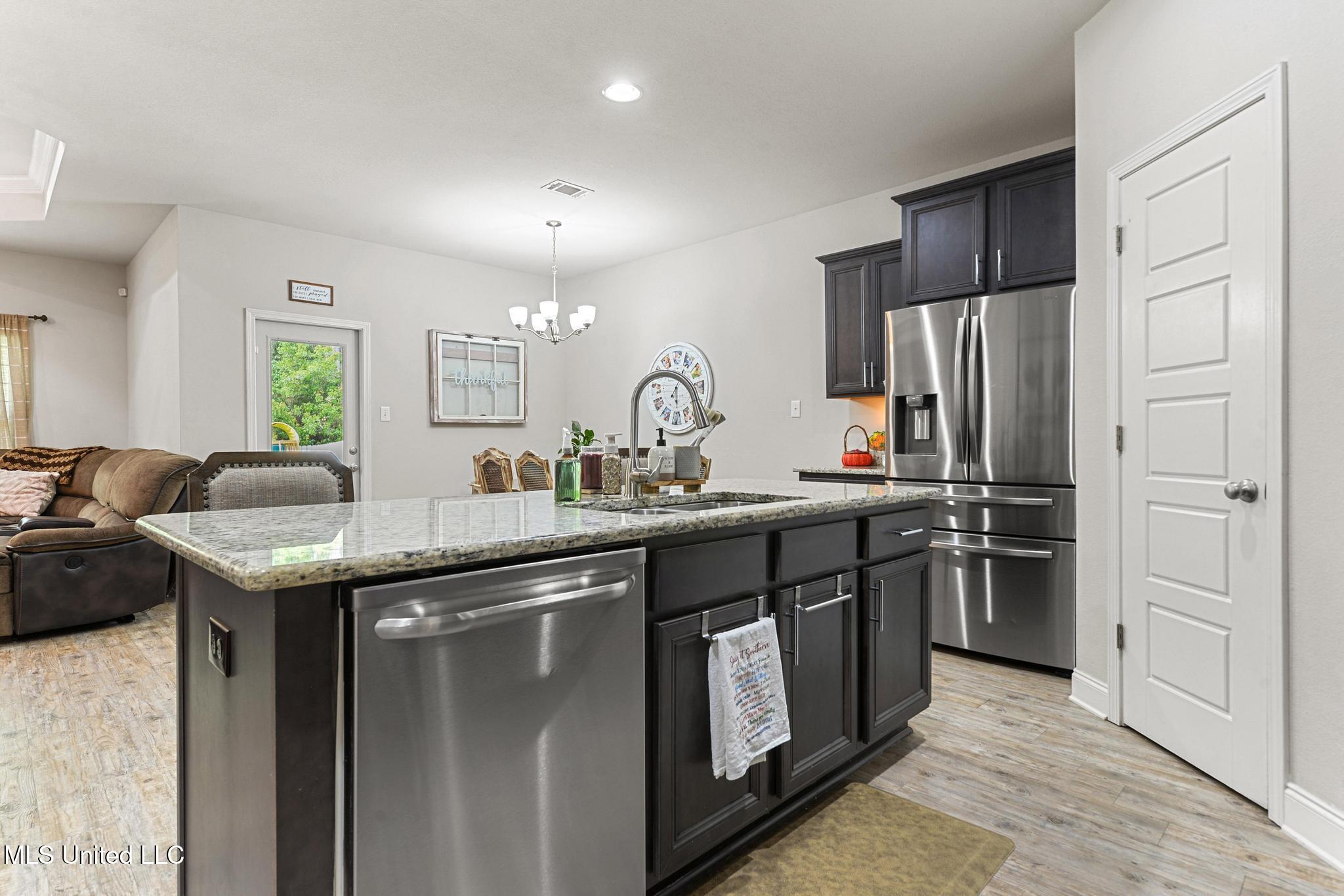 5331 Overland Drive Property Photo 10