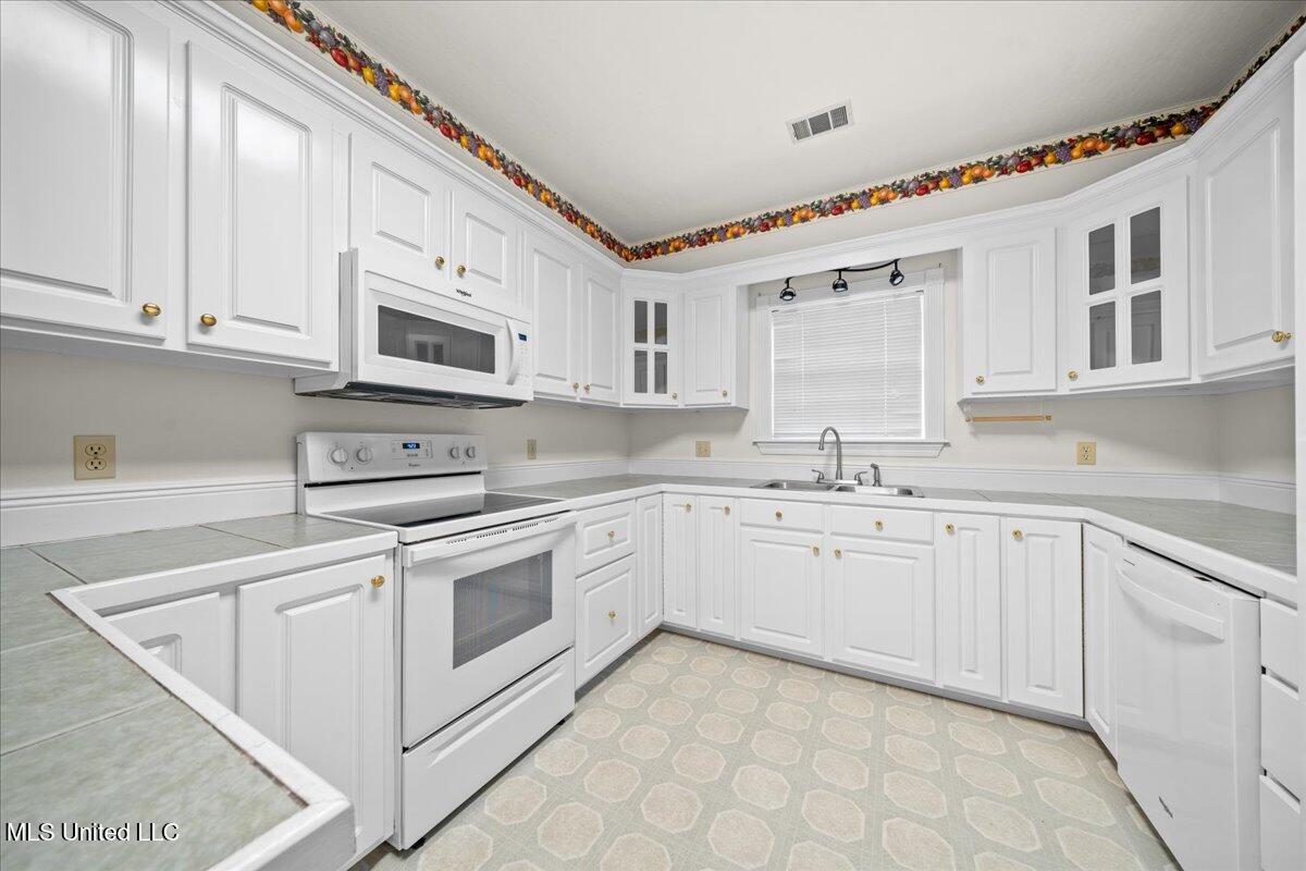 145 Green Bay Drive Property Photo 5