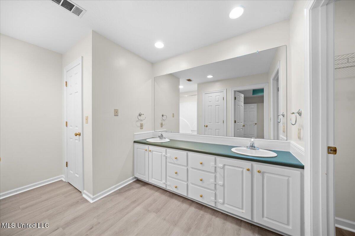 145 Green Bay Drive Property Photo 6