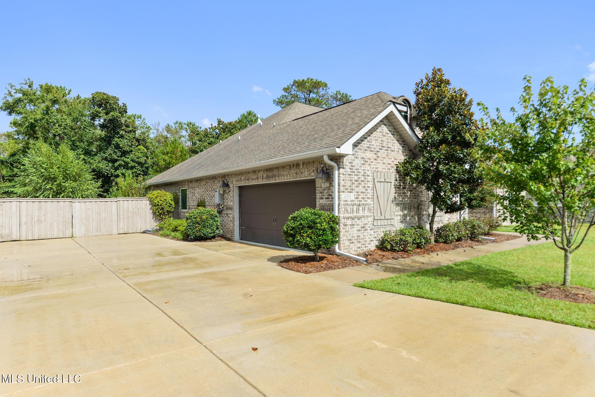 6304 Palmetto Point Drive Property Photo 2