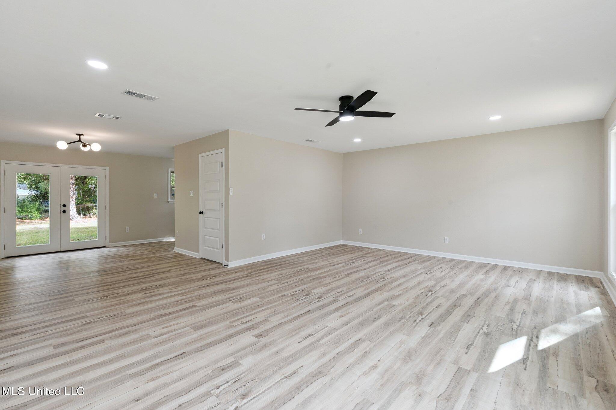 2718 Ridgeway Drive Property Photo 3