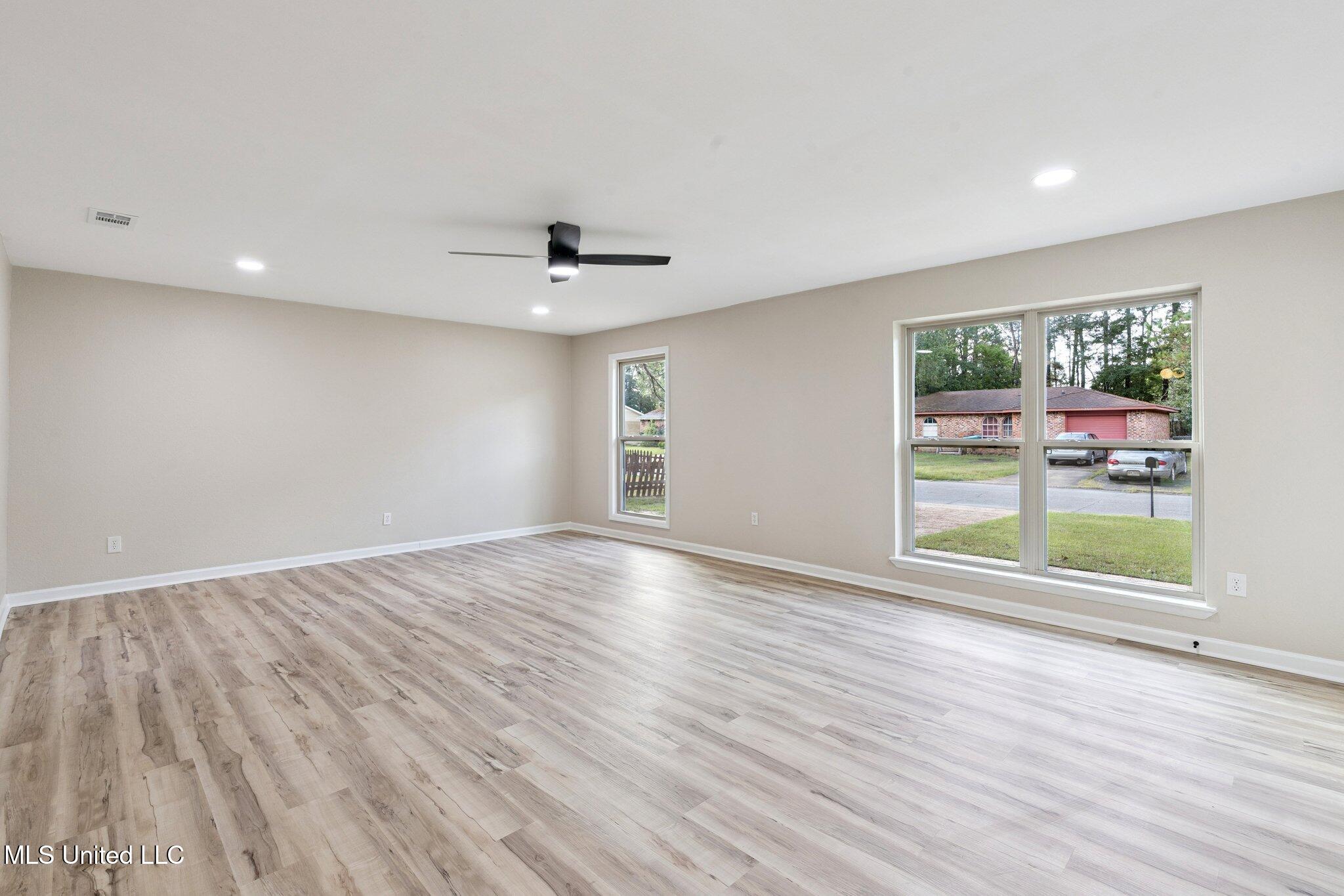 2718 Ridgeway Drive Property Photo 4