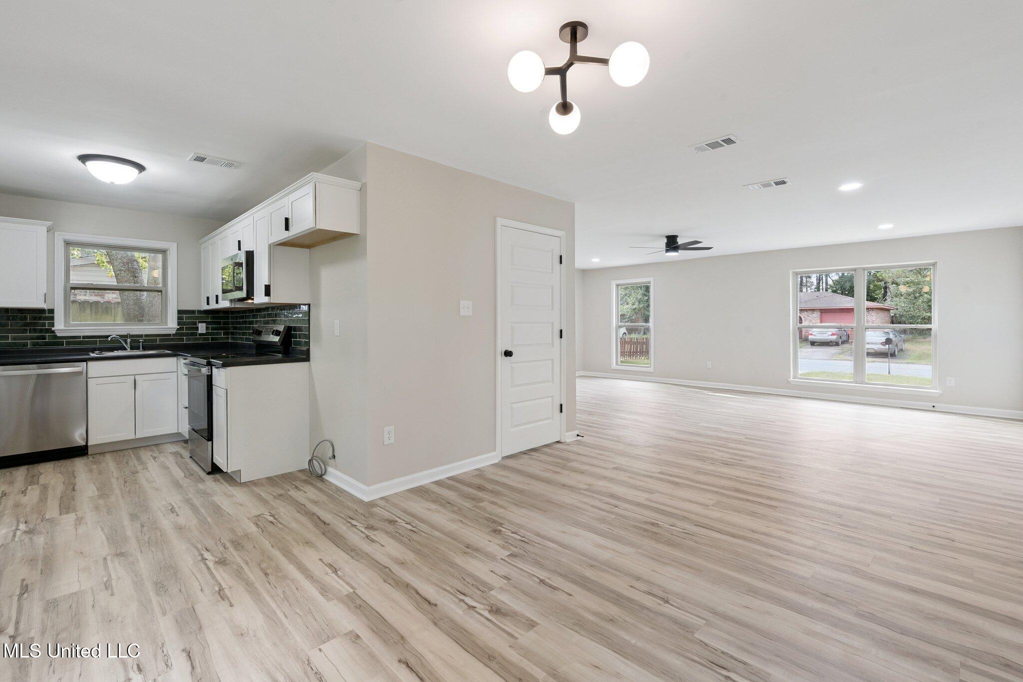 2718 Ridgeway Drive Property Photo 6