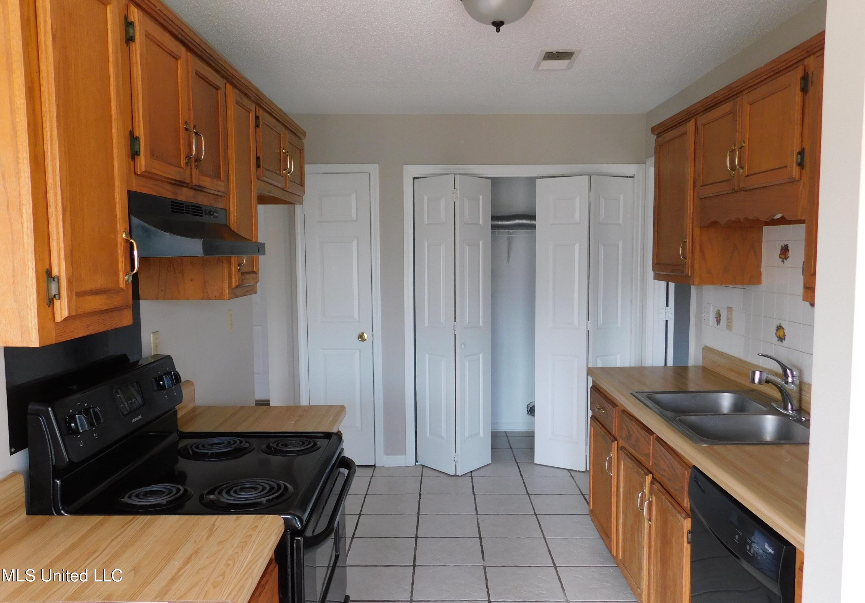 5935 Kentwood Drive Property Photo 2