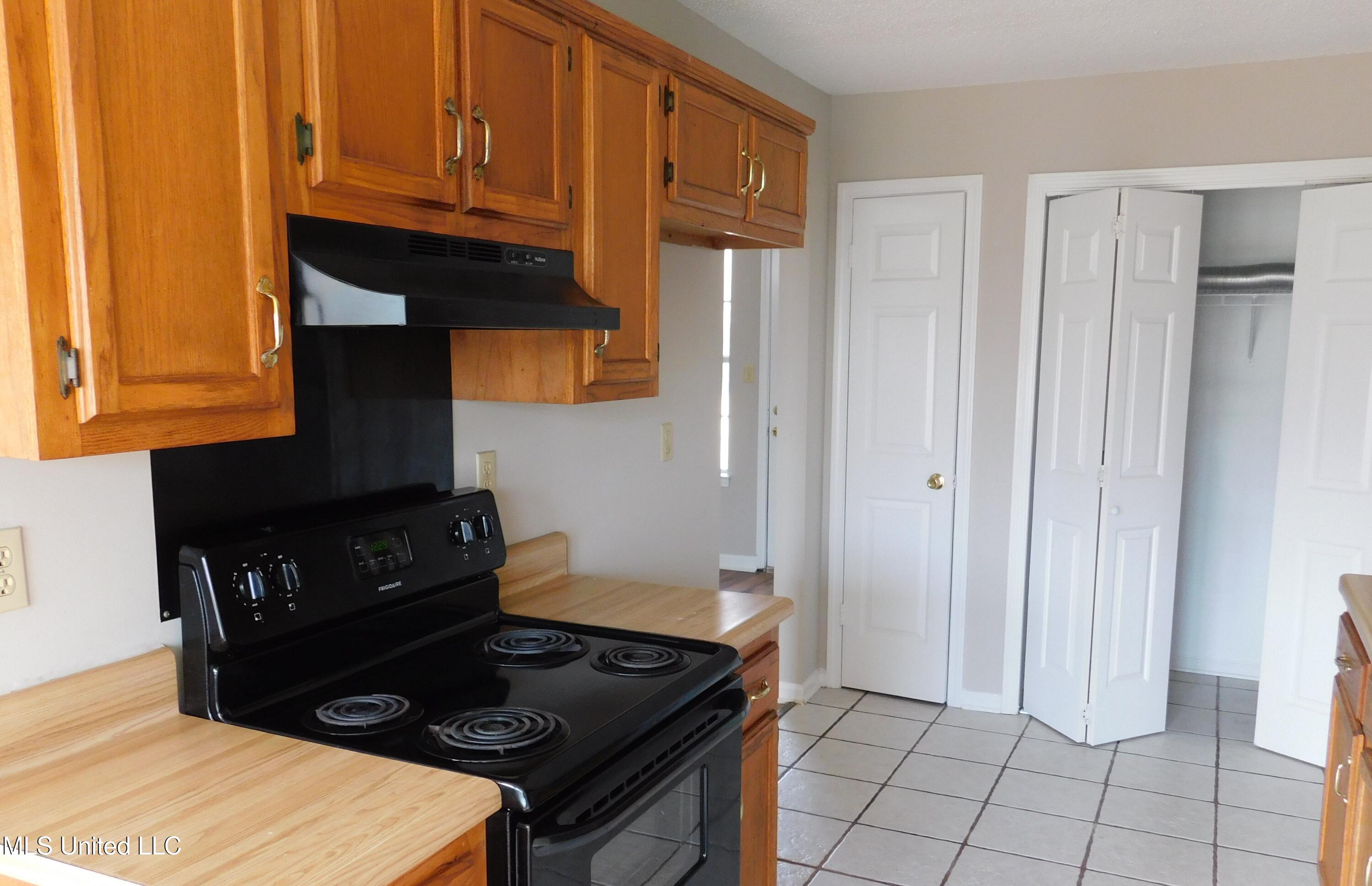 5935 Kentwood Drive Property Photo 3