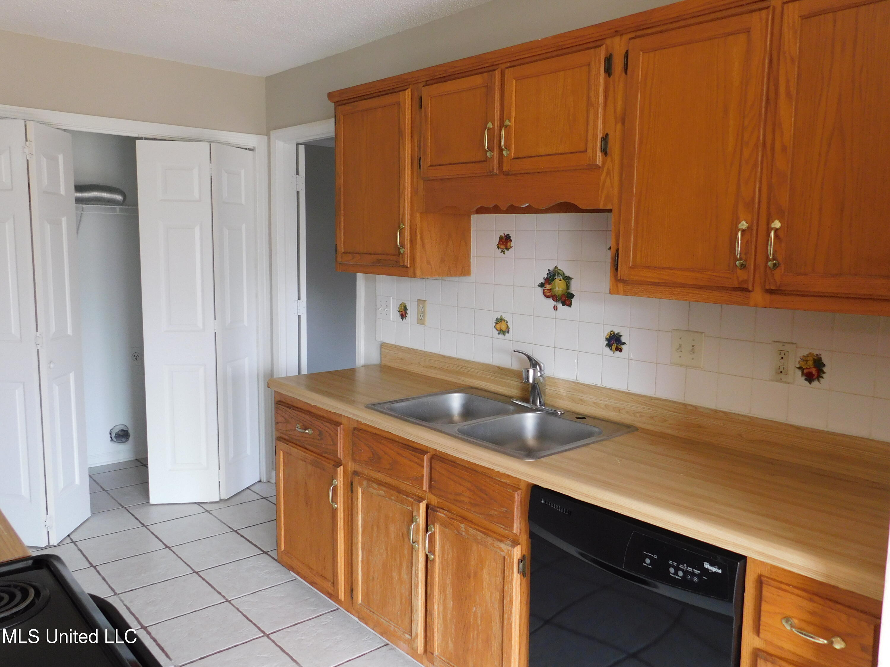 5935 Kentwood Drive Property Photo 4