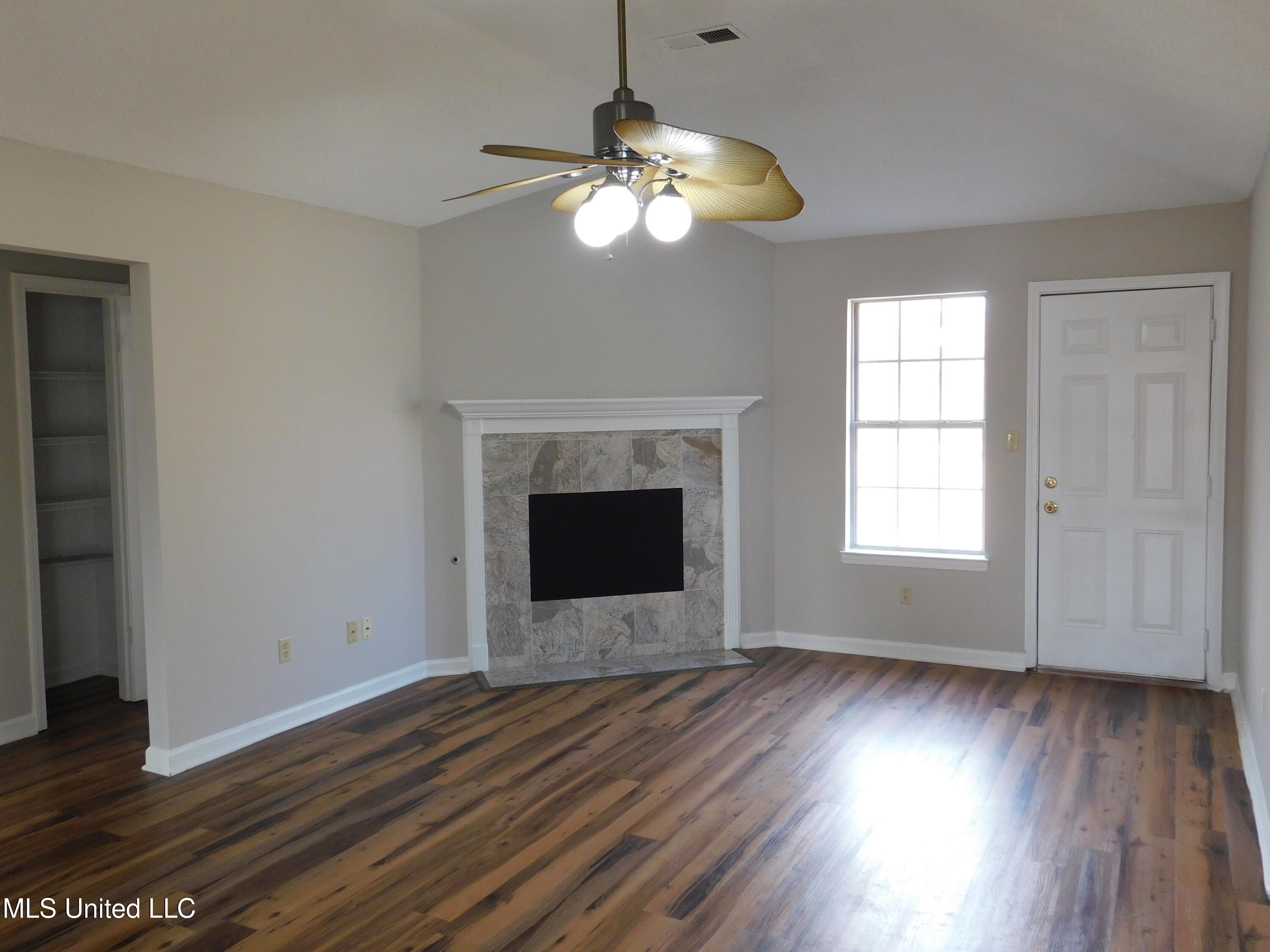 5935 Kentwood Drive Property Photo 5