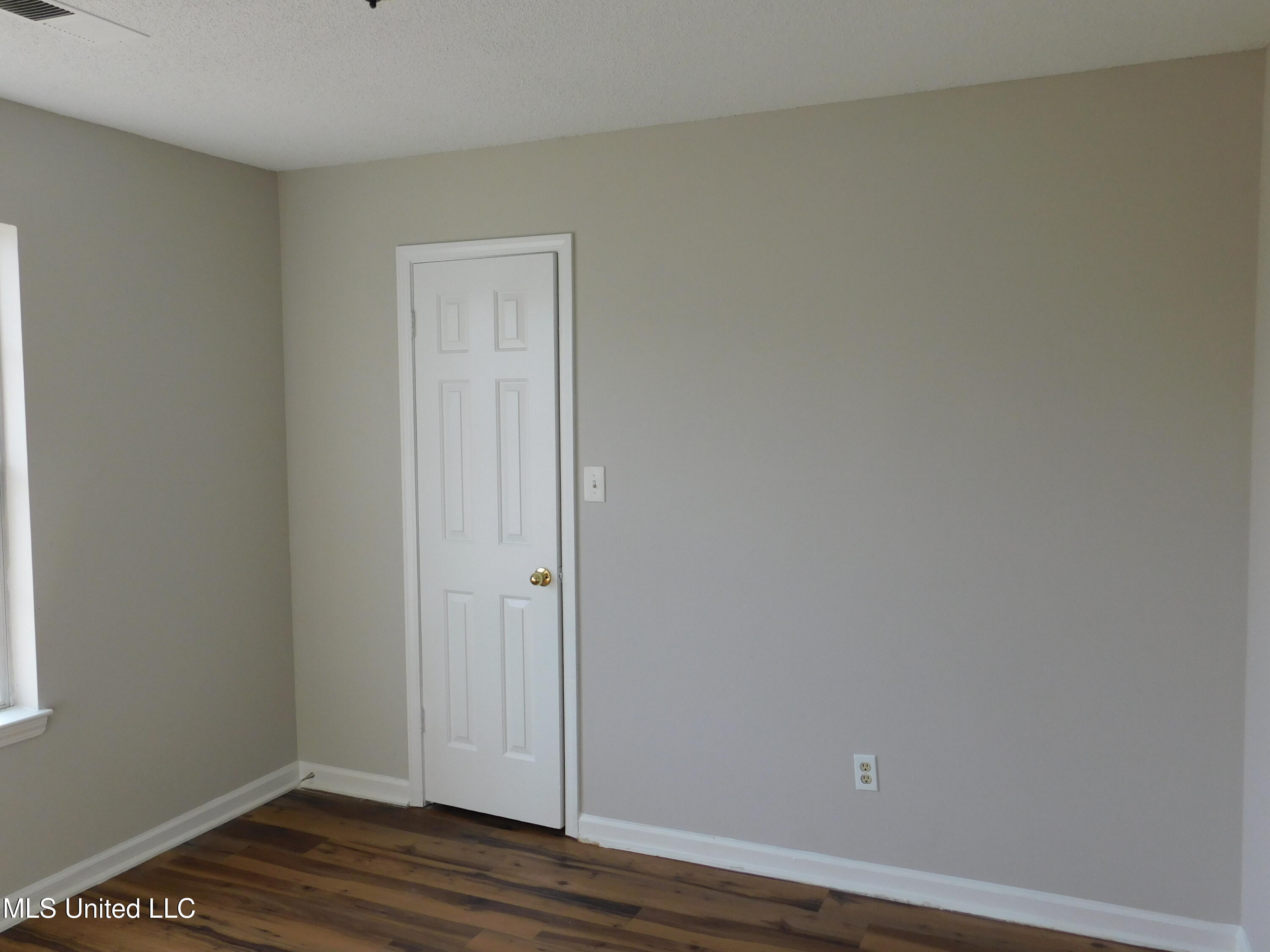 5935 Kentwood Drive Property Photo 10