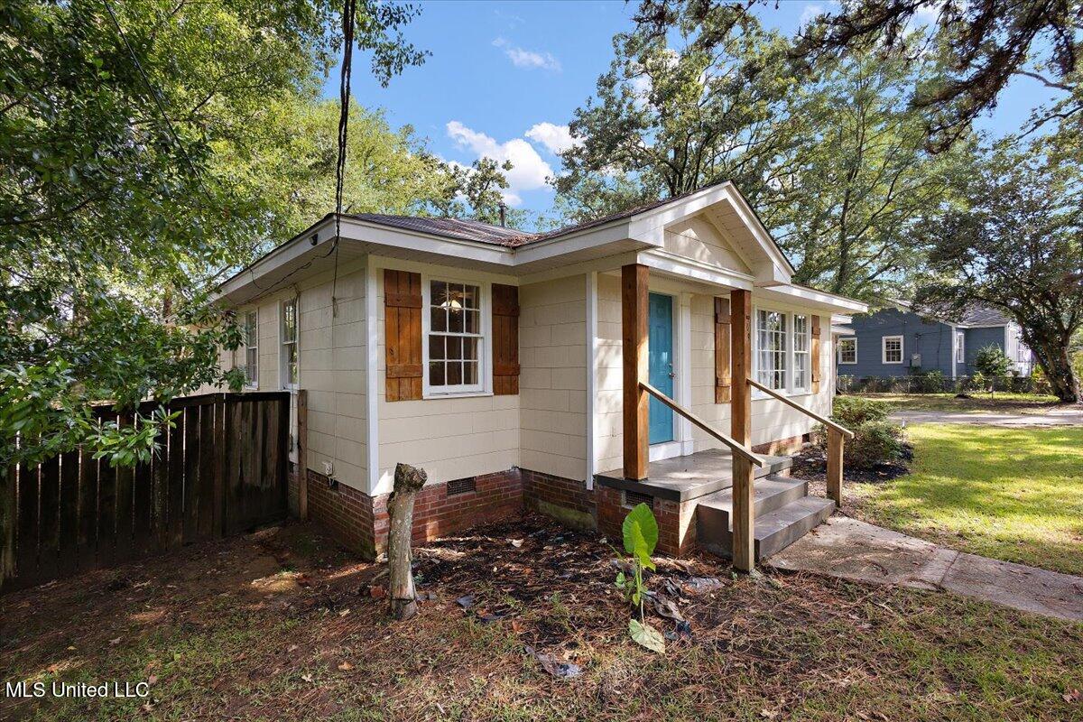 809 Oakwood Drive Property Photo 2