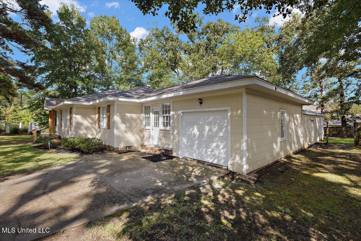 809 Oakwood Drive Property Photo 3