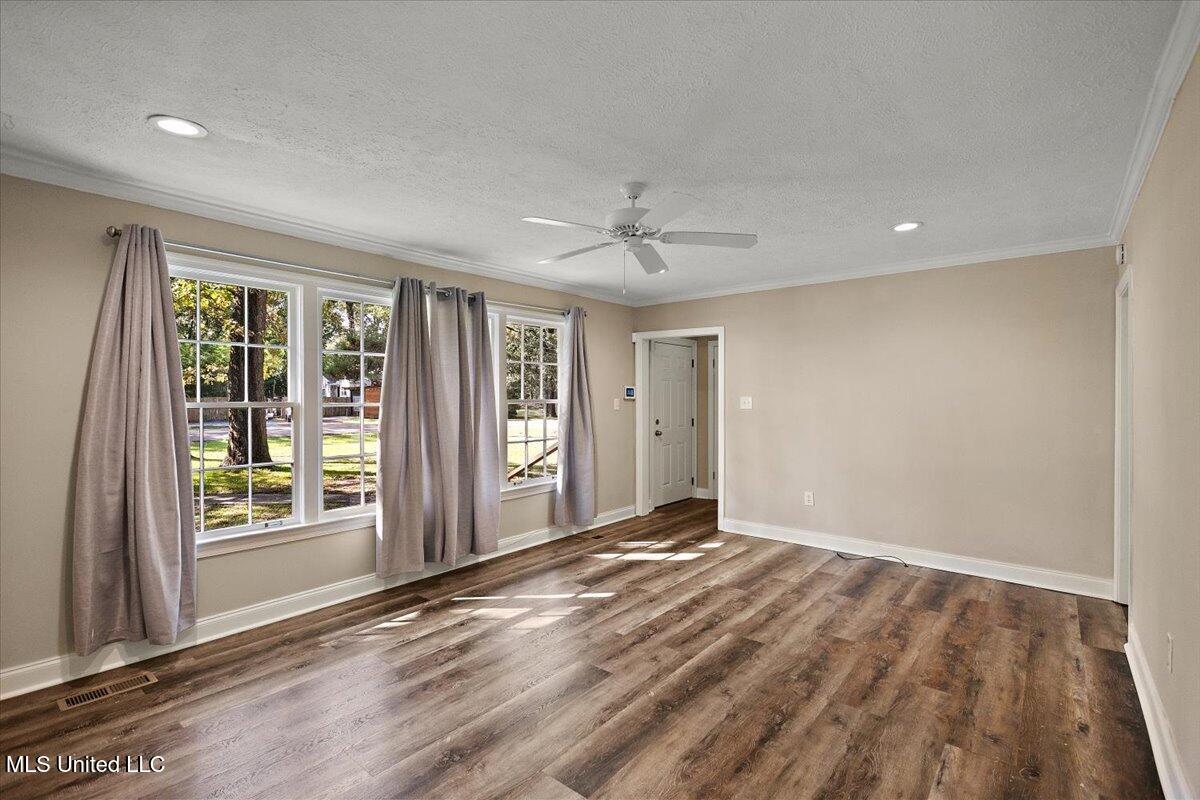 809 Oakwood Drive Property Photo 8